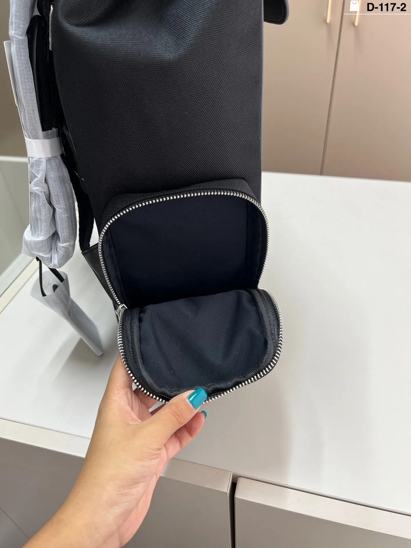 💰p260 日默瓦Rimowa双肩包 全新來自意大利製造的尼龍質地舒適度和手感再度昇華💫性價比更高，適合追求低調而奢華的你D-117-2尺寸30&times;42