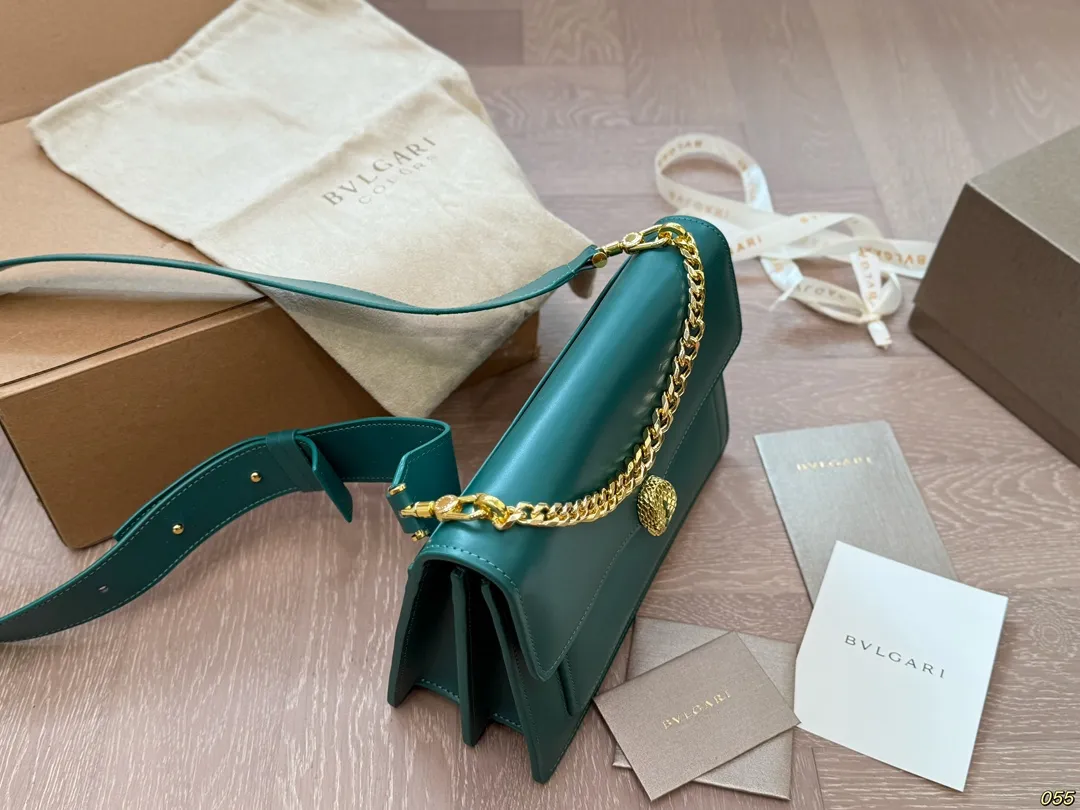 ¥210飞机盒 宝格丽 Bvlgari蛇头包 ⚠️顶级原单 不愧是开挂般的存在 包身轻便 百搭 给予满满的高级感 尺寸25 17