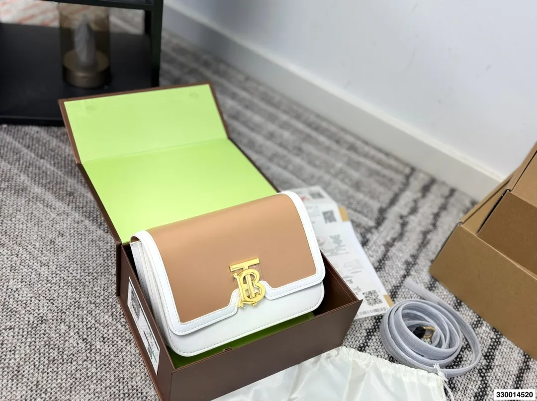 p170 配礼盒 Burberry巴宝莉TB金扣豆腐包 白色超美太适合春夏了 尺寸22.15