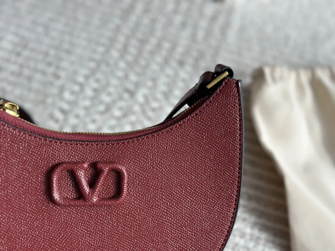 P175 折叠礼盒 Valentino 华伦天奴Loco 绝美仙女必备 也太好看了叭 手提单肩包 解锁时尚魅力 可盐可甜 整条街最靓的女孩 尺寸 20 13cm