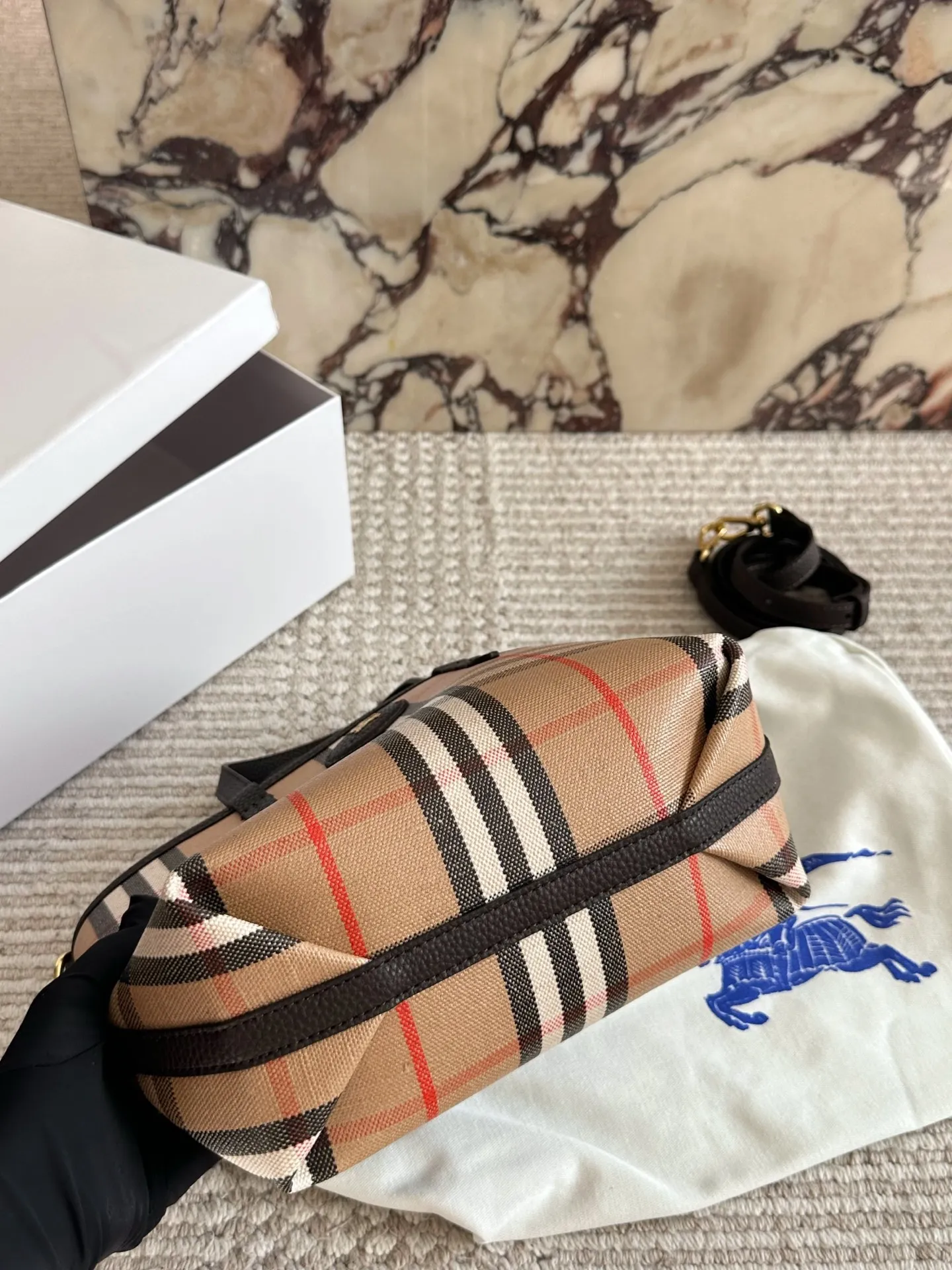 p190 双面tote Burberry家最新格纹迷你托特包,选用棉质帆布面料打造,格子面料搭配光滑皮革顶部提柄,有可调式斜背带。 顶部皮革提柄 可调式网纹肩背带开放式包口设计,搭配磁扣开合内侧口袋采用磁扣开合 尺寸 22 18cm 配盒