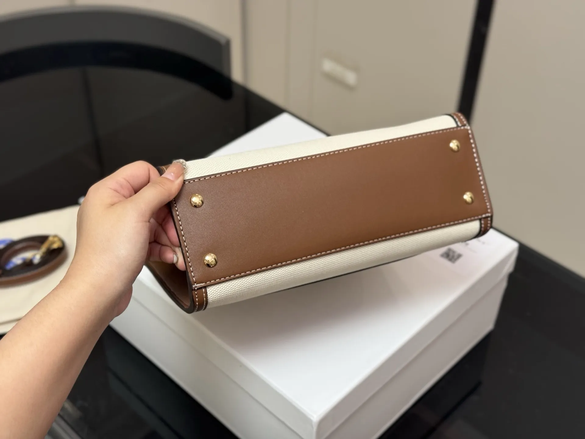 ¥195 配盒 牛皮 size:27*21cm 巴宝莉 Frances 帆布拼皮 非常Chic! 自带vintage气质! BurberryFrances包美是一种态度,我们要活成最好的样子!