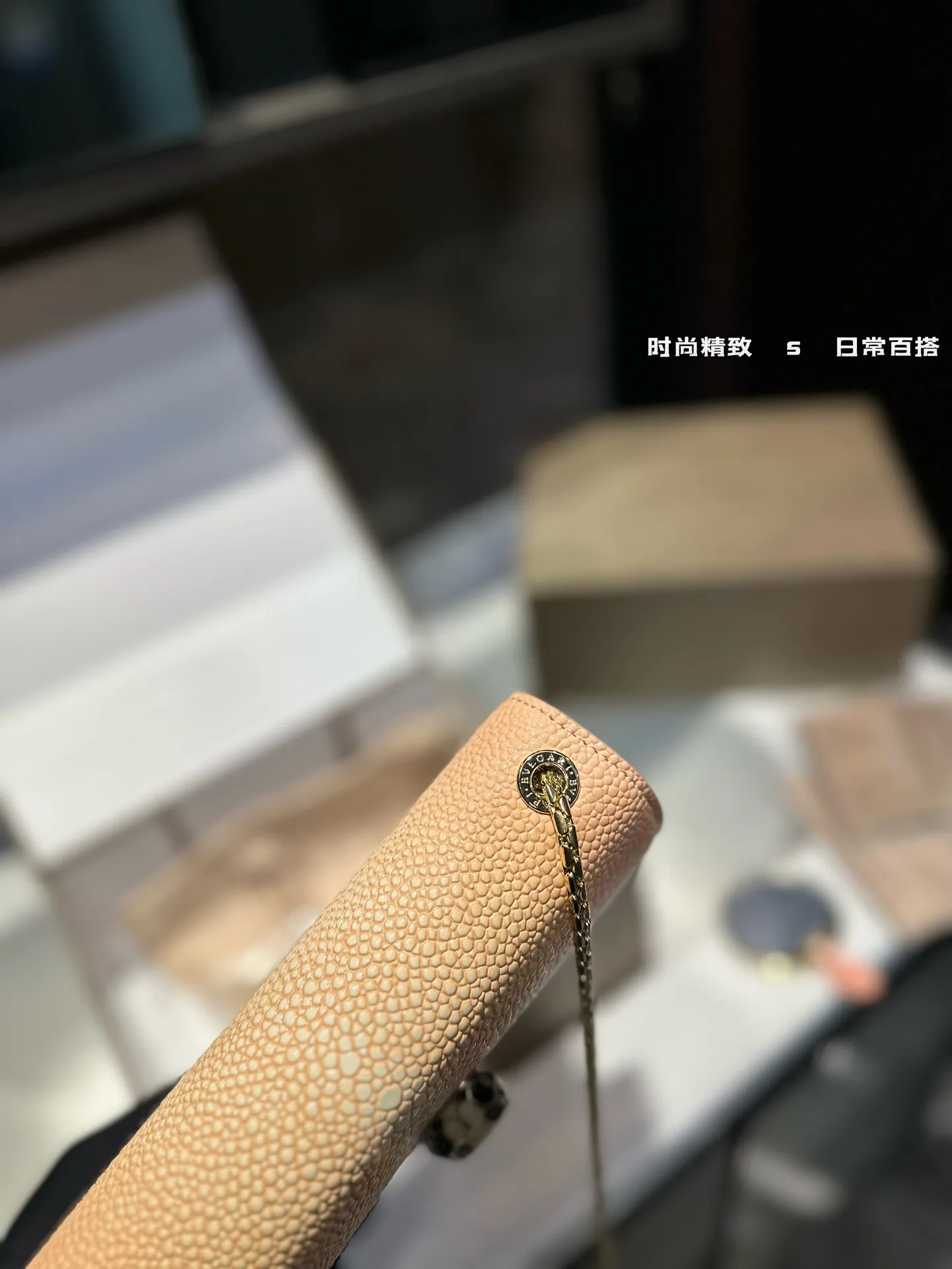 ❤️p200/p200❤️ 宝格丽Bvlgari， 原单品 原单皮质！ 原单五金（一定要⚠️链条） 牛皮品质🐂🐂 进口珐琅彩五金扣 好质感巨百搭 一定要⚠️⚠️五金！ 尺寸：22*14cm /20cm 还有原版小镜子哦