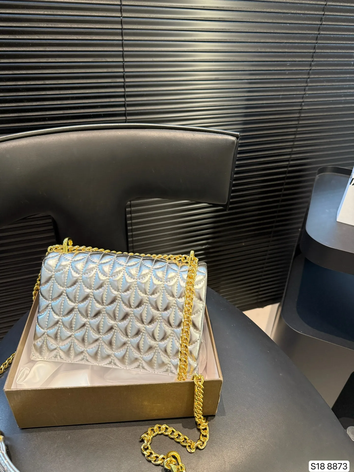 P140 配盒子 只有宝格丽可以把珠宝的精致工艺完美地展现在包包上,体现了罗马艺术灵感与珠宝工艺完美结合。包上满是罗马卡拉卡拉的马赛克图案,也就是我们通常所说的扇子。宝格丽高识别度包包,适合平时和特别场合背,又不会轻易撞包。 尺寸21 14 货号8873