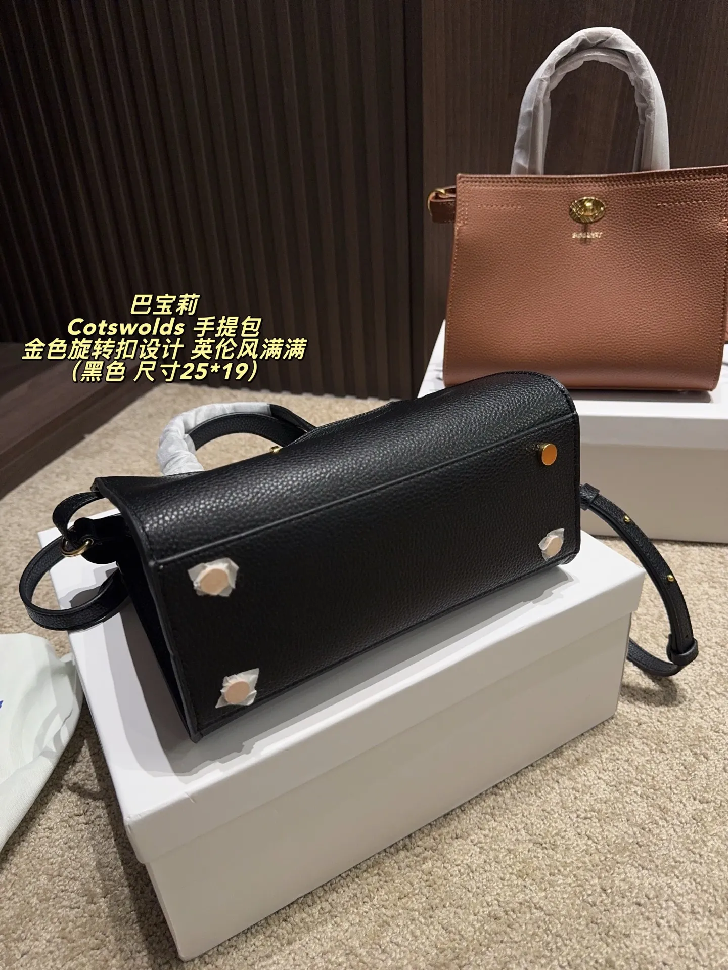 P220配盒⚠️尺寸25*19 Burberry 巴宝莉Cotswolds 手提包 采用粒面小牛皮,质感细腻耐用,低调奢华。金色旋转扣设计,英伦风满满,简约又精致。包身轻盈,容量适中,通勤或出行都很实用。内部空问合理,日常物品轻松收纳。黑色款百搭,适合多种穿搭,是实用与时尚兼具的经典之选的。
