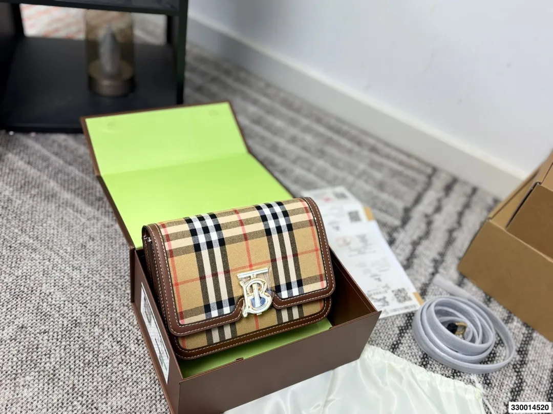 p170 配礼盒 Burberry巴宝莉TB金扣豆腐包 白色超美太适合春夏了 尺寸22.15