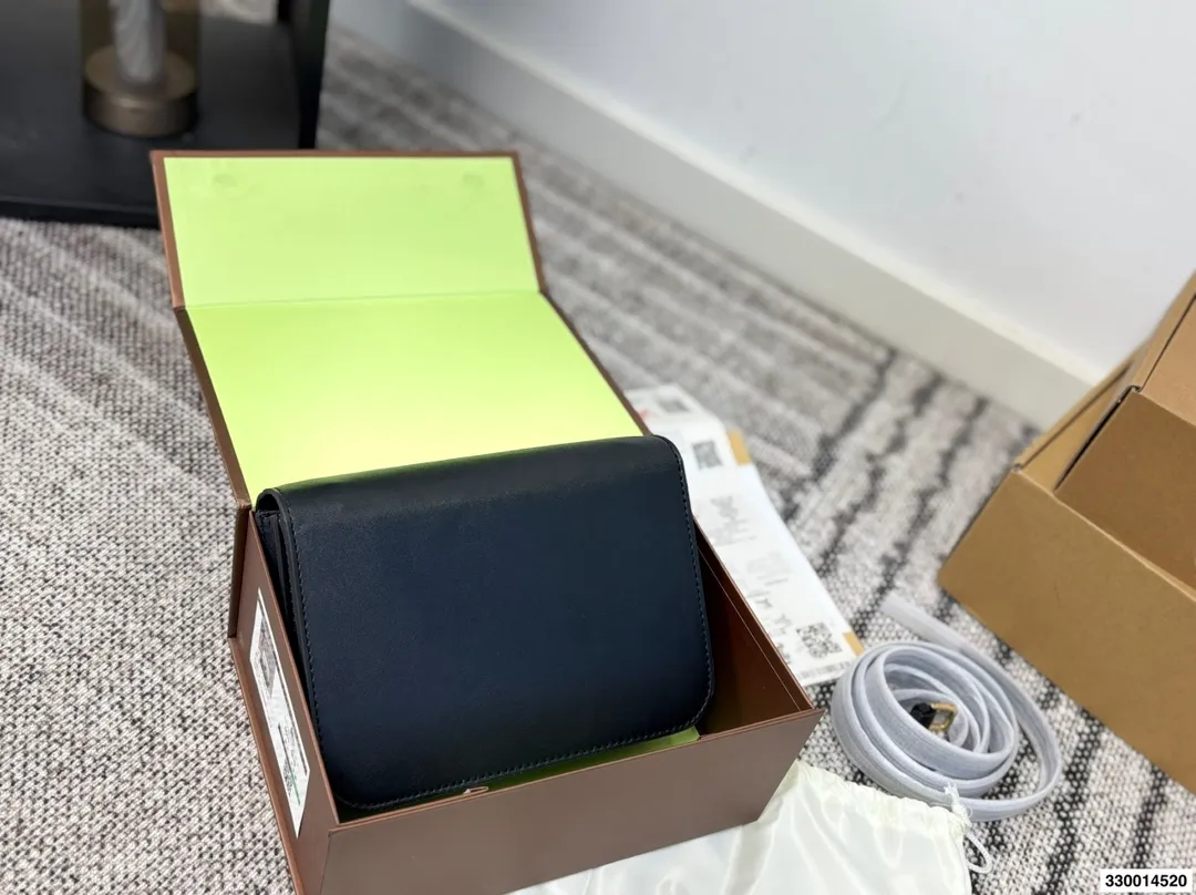 p170 配礼盒 Burberry巴宝莉TB金扣豆腐包 白色超美太适合春夏了 尺寸22.15