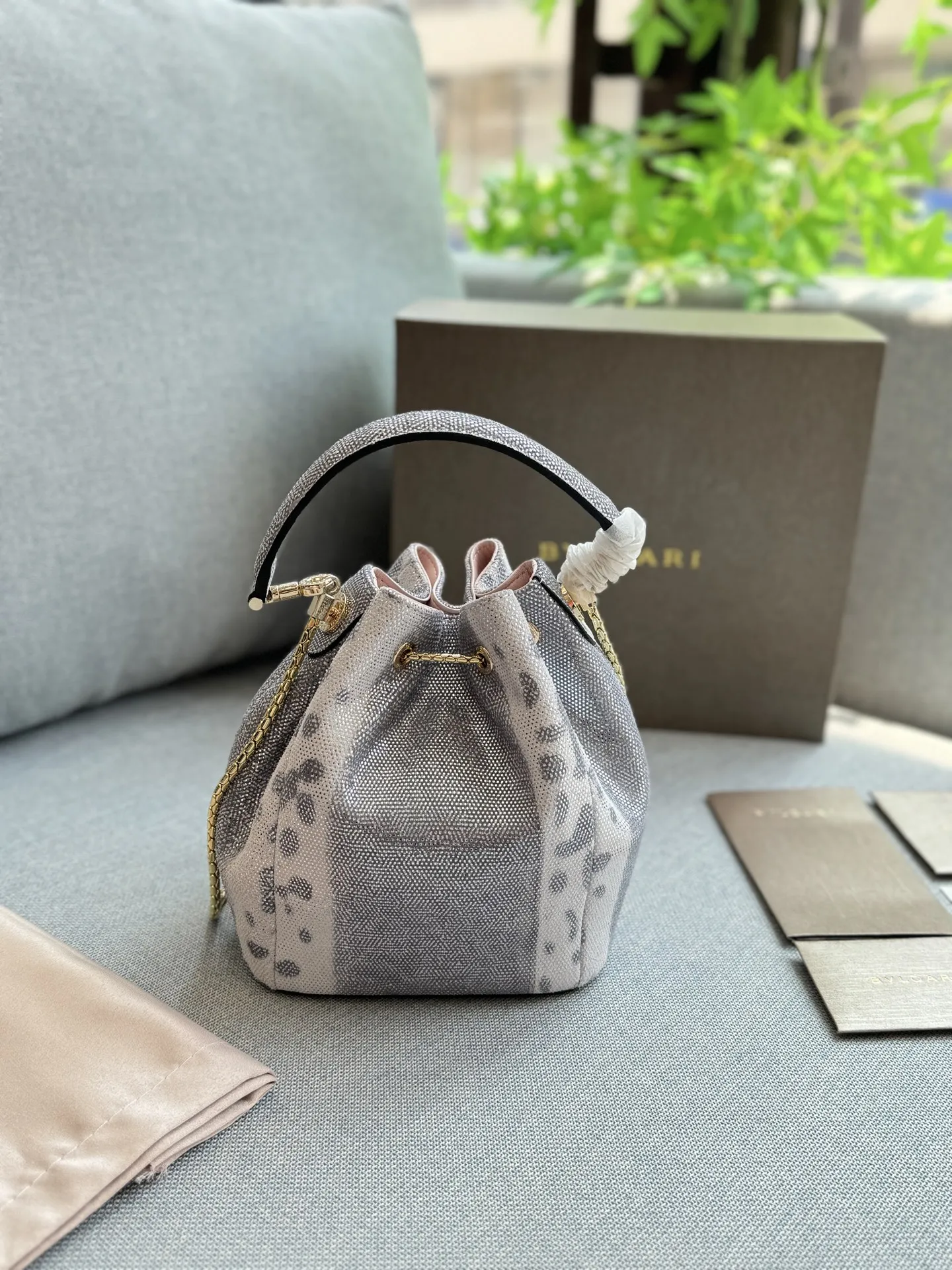 💰240 折叠盒 size:16×19 BVLGARI宝格丽 SERPENTI FOREVER系列 蛇头抽绳扣 水蛇纹 水桶包单肩斜挎包 细节处理的精致程度令人惊叹。 立刻感受到了它的优雅和卓越。 线条流畅且美观,让人爱不释手。