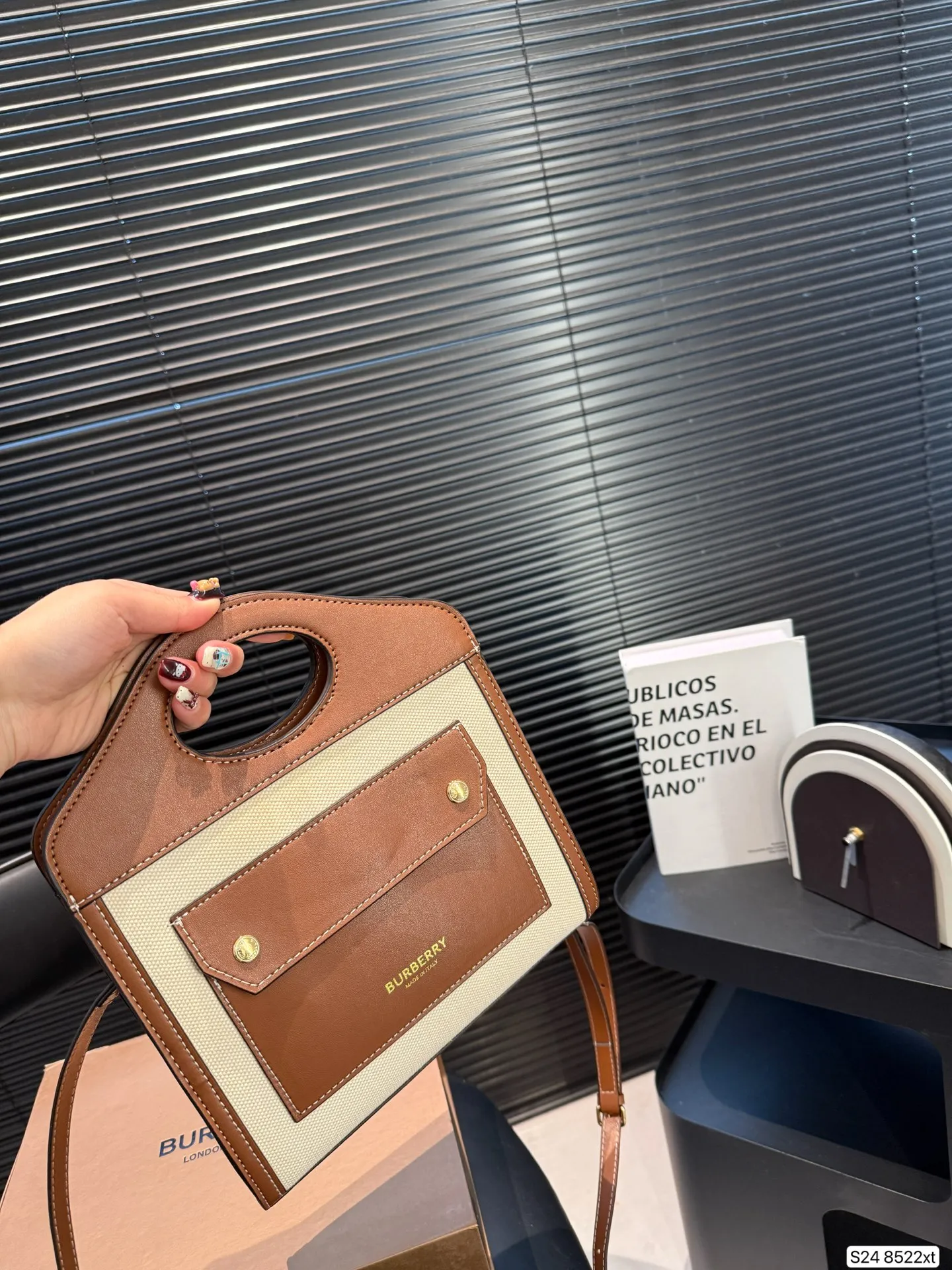 P170 配折叠盒 这款包包算是Burberry家的爆款啦‼️白棕双拼，满满的复古文艺风，又有一种优雅的高级感，更是时尚达人明星街拍的常客了～ 尺寸23 22 货号8522