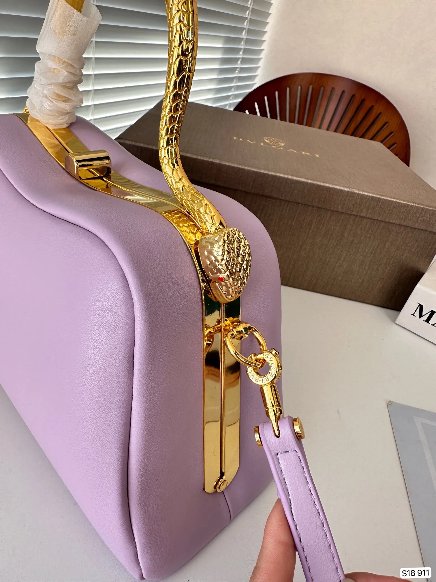 P140 配盒子 酷女孩必备单品甲宝格丽蛇头包 哇塞~这金属蛇形手柄高级感满满 拽拽的金色搭配, 既可手提也可肩背、斜挎 神秘而又酷炫,让人着迷 尺寸:28 14 货号911