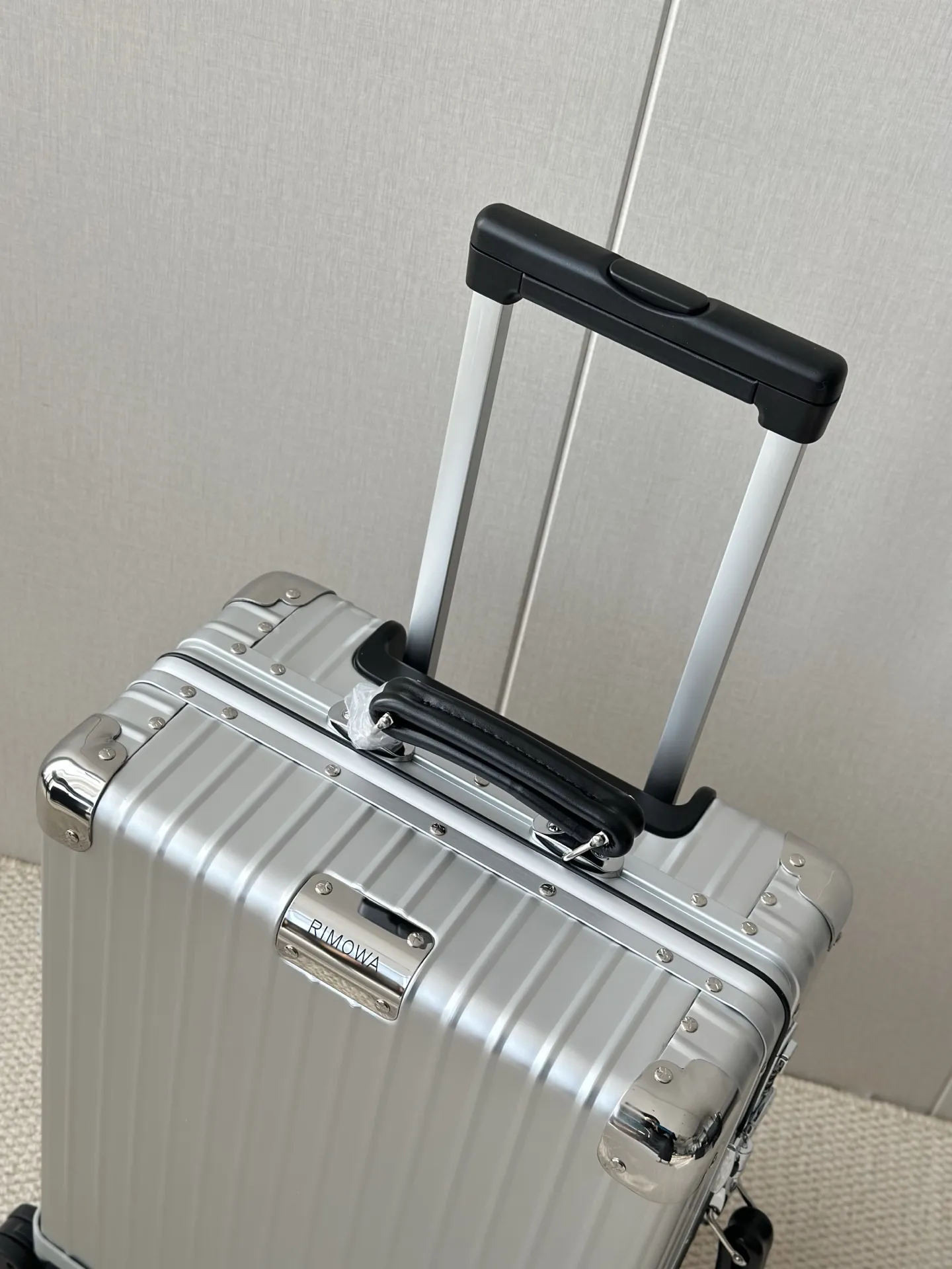 银色~assic fight 系列973复古全铝镁合金登机箱 行李箱/托运箱/旅行箱/拉杆箱/商务箱 日默瓦rimowa专柜zp新款 全新一体标logo,内里/合页/轮子统一M标志,高端的硬制氧化比阳极氧化更高级使箱体更坚硬,50度橡胶轮胎使万向轮更加静音,不锈钢钉日晒雨淋不会生锈,镜面感Tsa国际海关锁通网国际畅通无阻! 尺寸:20寸55×20×40