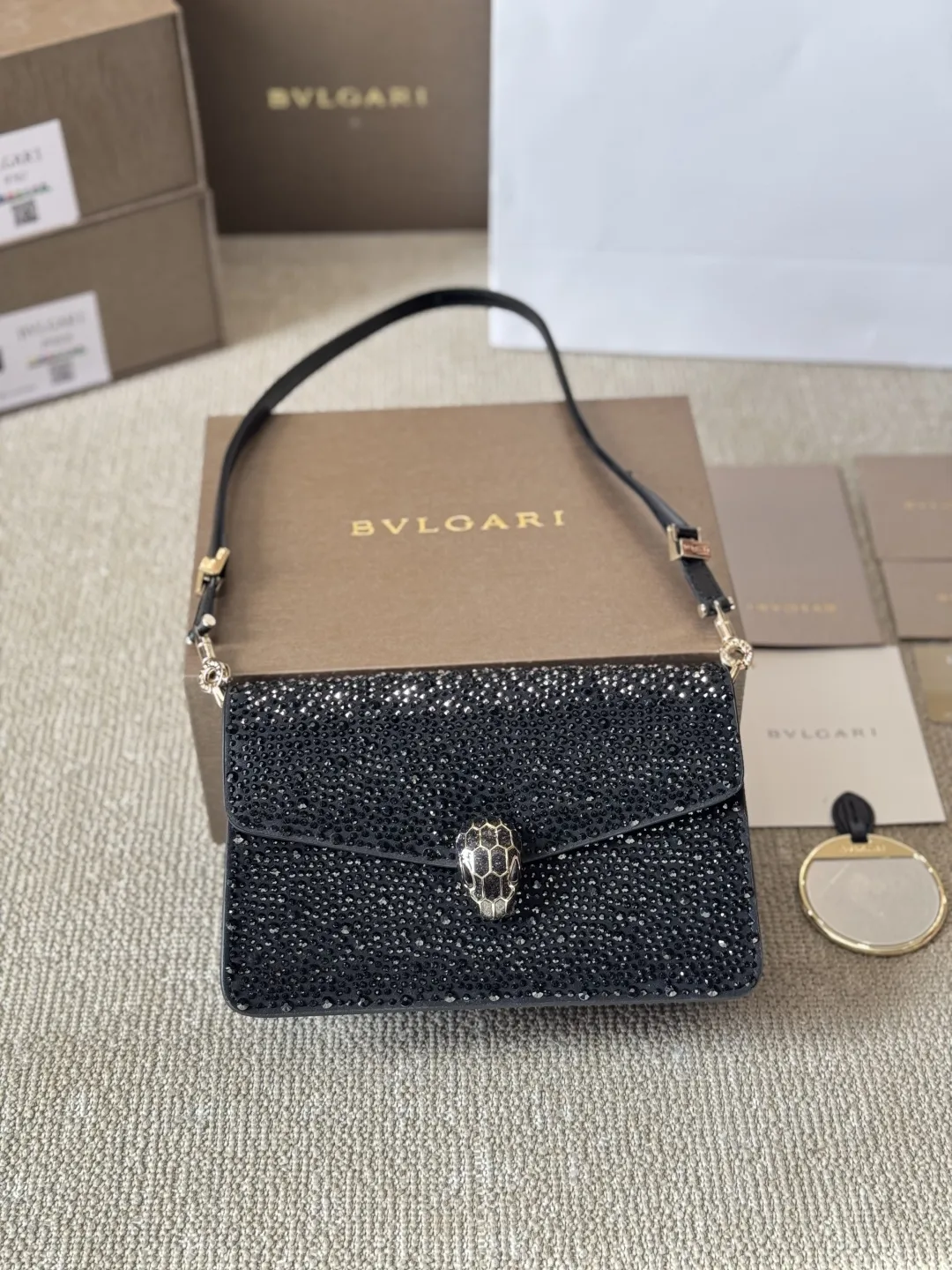 顶级原单 纯牛皮 p245 宝格丽Bvlgari 神仙合作款 Ss25限定系列 撞色新款 原版珐琅蛇头 A爆啦 原单品 Woc风琴包 内里原版隔断 [得意]可单肩可斜挎 万年不过时 专柜对版 彰显高级品味 如果女人衣柜里面没有一款宝格丽就称不上一个完美的女人❤️进口原版珐琅蛇头扣 五金扣好质感巨百搭，质量好到爆棚 版型油边超级牛[得意][得意]细节决定品质[玫瑰]尺寸：20 16cm