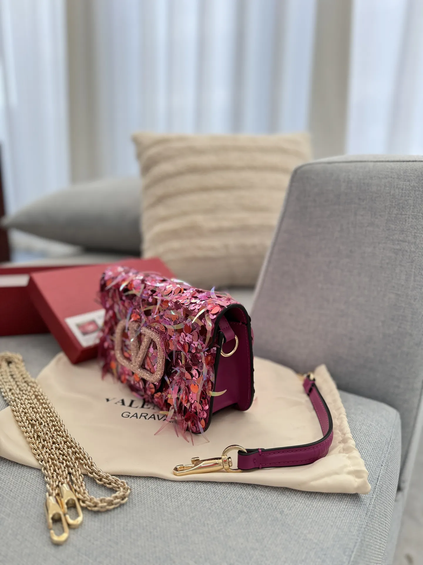 P420 配盒🎀 size：22&times;14 Valentino华伦天奴 亮片 链条包 手提单肩斜挎包 华伦天奴 Loco亮片单肩包上身效果很惊艳，高级又不刻板美尽在其中，神秘有灵气的小性感 出席宴会晚会之类时一定要选择亮闪闪