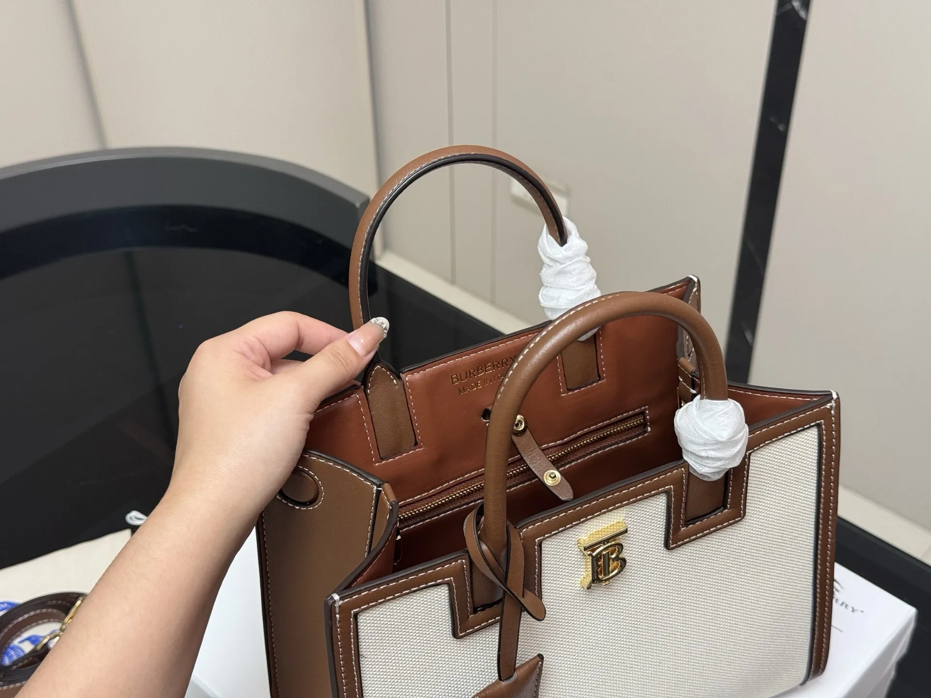 ¥195 配盒 牛皮 size:27*21cm 巴宝莉 Frances 帆布拼皮 非常Chic! 自带vintage气质! BurberryFrances包美是一种态度,我们要活成最好的样子!