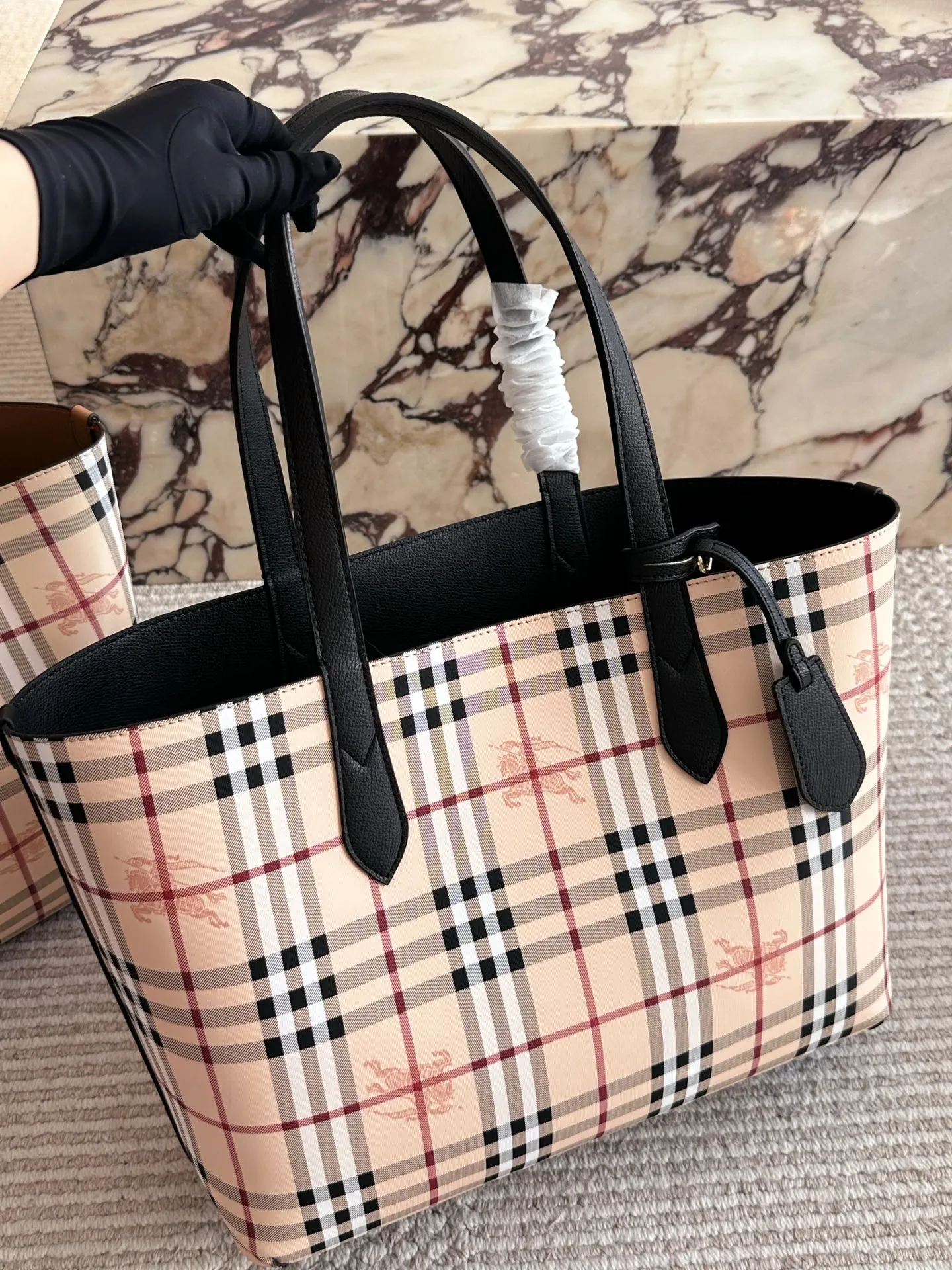 p150 Burberry巴宝莉经典款双面托特包 Burberry巴宝莉双面tote托特包,最喜欢的托特包~ 经典格纹和黑色两面都可以使用,上 身给人简约利落的感觉 一年四季都能背,百搭又耐看,最主要是非常实用~ 容量超大,短途旅行、上 班上学用来放书或者资料都OK台还可以用来当妈咪包哦 自己配个内胆东西就可以归类,方便拿东西还安全! 35cm无盒