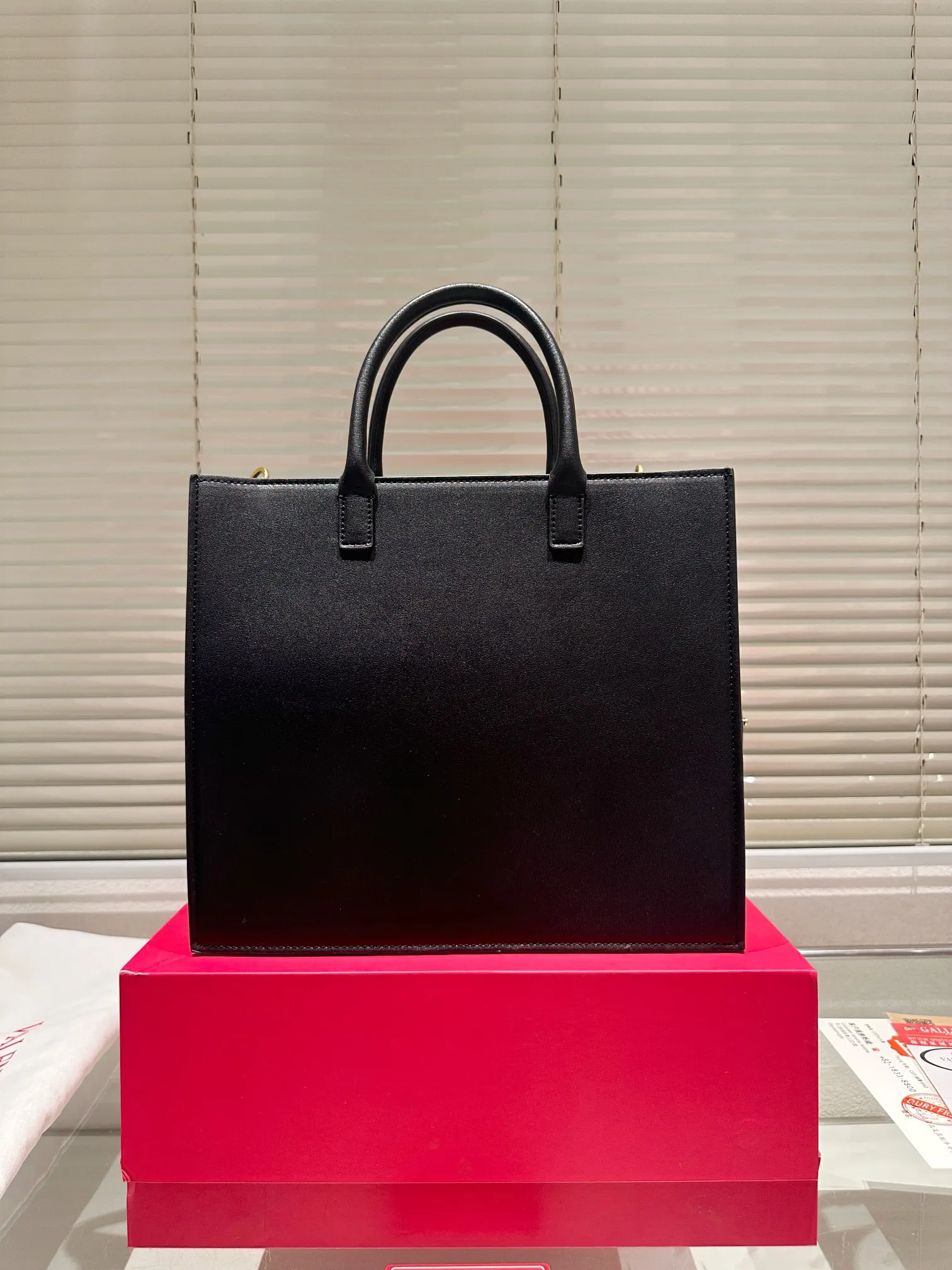 P190 配礼盒🎁 华伦天奴VALENTINO女士 托特包 Valentino Letter Bag 来自Valentino 的信袋。新赛季刚刚到来。 尺寸 31.27