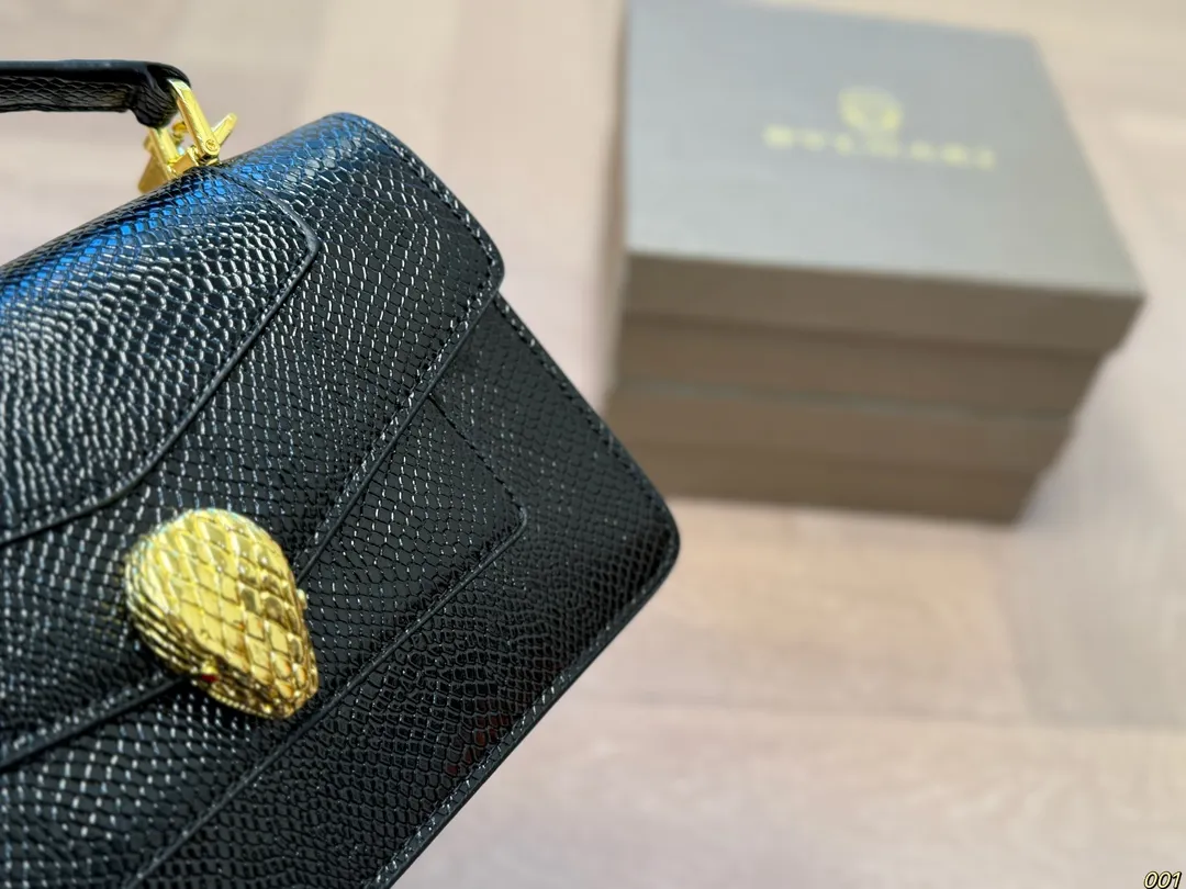 &yen;130配盒 宝格丽 Bvlgari蛇头包 ⚠️顶级原单 不愧是开挂般的存在 包身轻便 百搭 给予满满的高级感 尺寸19 12