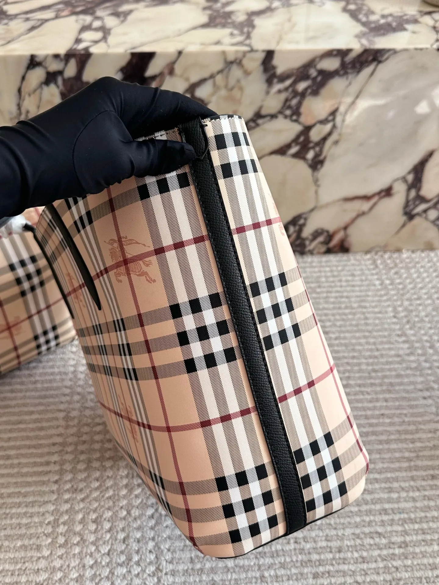 p150 Burberry巴宝莉经典款双面托特包 Burberry巴宝莉双面tote托特包，最喜欢的托特包~ 经典格纹和黑色两面都可以使用，上 身给人简约利落的感觉 一年四季都能背，百搭又耐看，最主要是非常实用~ 容量超大，短途旅行、上 班上学用来放书或者资料都OK台还可以用来当妈咪包哦 自己配个内胆东西就可以归类，方便拿东西还安全! 35cm无盒