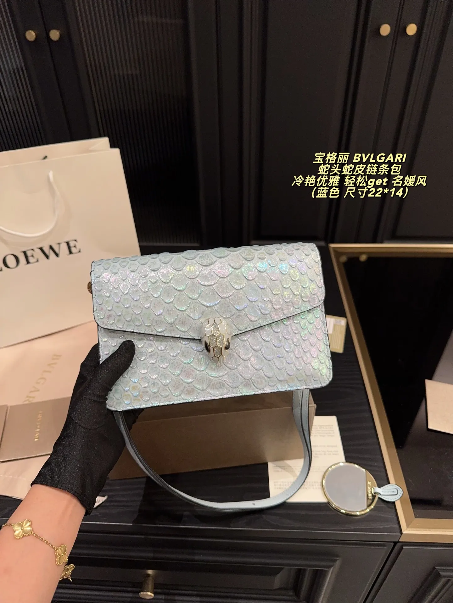 P215 配折叠盒⚠️尺寸22*14 宝格丽 BVLGARI 蛇头蛇皮链条包 冷艳优雅 女神都爱背的宝格丽蛇头包 轻松get 名媛风 包包实物材质细节做的很有质感 蛇头锁扣是珐琅材质 搭配的宝石拼色给整只包增添了神秘高级感