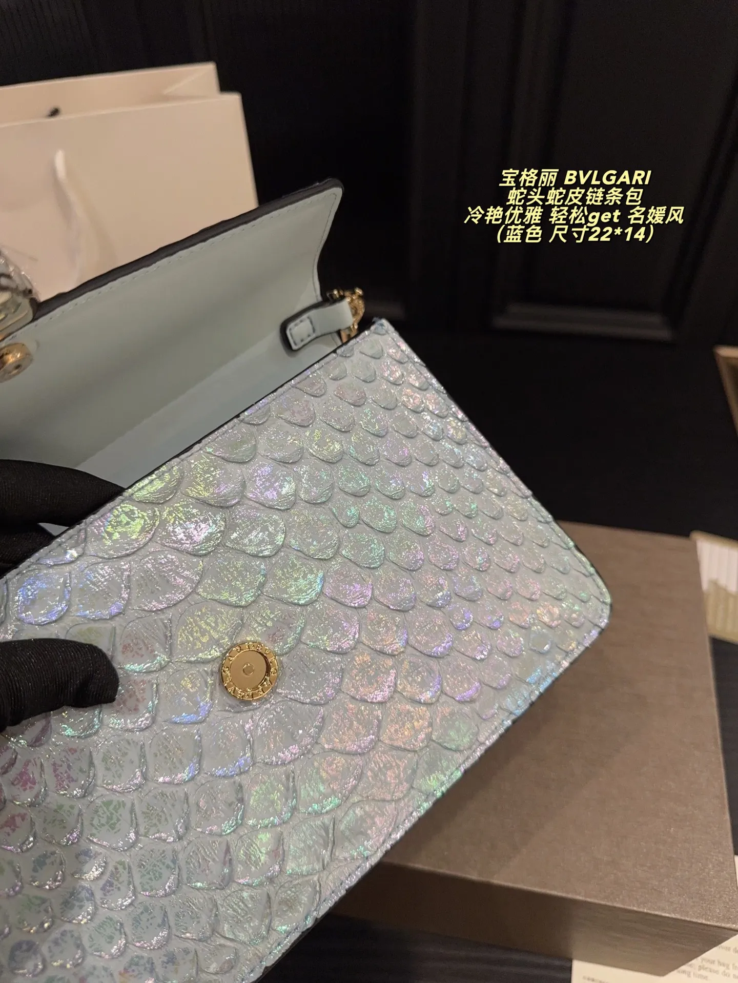P215 配折叠盒⚠️尺寸22*14 宝格丽 BVLGARI 蛇头蛇皮链条包 冷艳优雅 女神都爱背的宝格丽蛇头包 轻松get 名媛风 包包实物材质细节做的很有质感 蛇头锁扣是珐琅材质 搭配的宝石拼色给整只包增添了神秘高级感