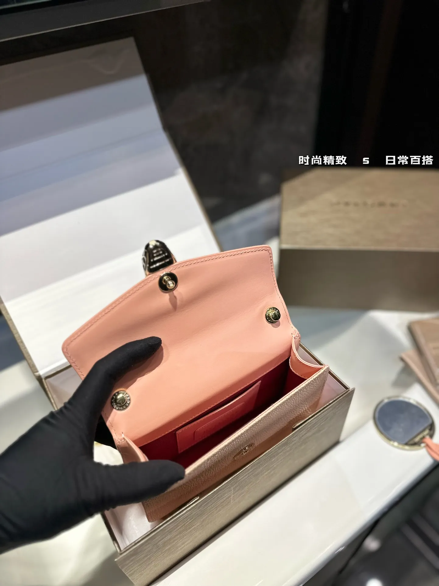❤️p200/p200❤️ 宝格丽Bvlgari， 原单品 原单皮质！ 原单五金（一定要⚠️链条） 牛皮品质🐂🐂 进口珐琅彩五金扣 好质感巨百搭 一定要⚠️⚠️五金！ 尺寸：22*14cm /20cm 还有原版小镜子哦