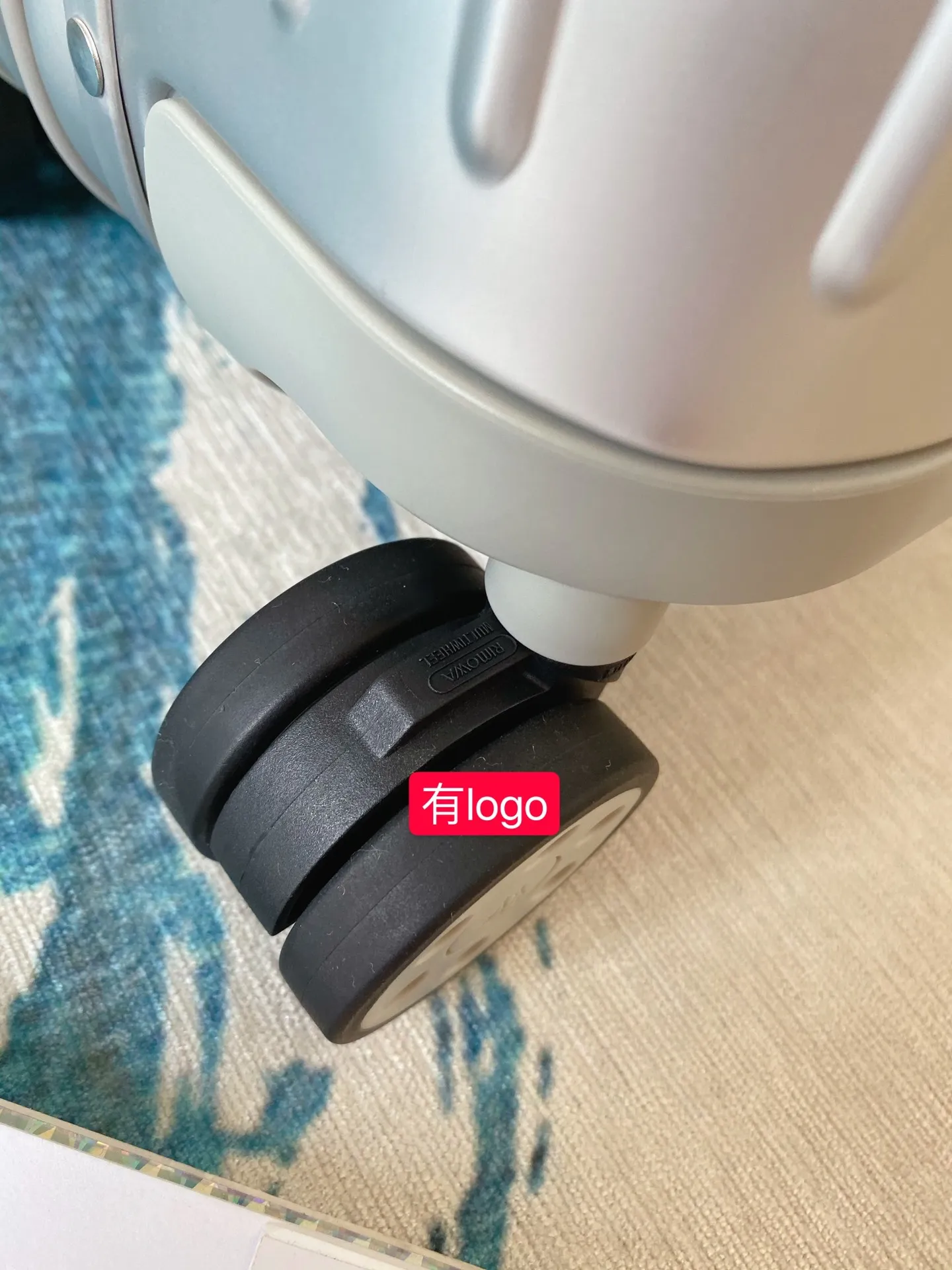 Rimowa日默瓦全铝镁合金拉箱 Original 925系列 全新顶级925系终于来啦!!高端阳极氧化铝秒杀市面一切通货!专柜随意对比👍 无可挑剔的RIMOWA Original被认为是有史以来最具标志性的行李箱设计之一。新款925 全新LOGO一体标,镁铝合金材料及顶级雕刻工艺,logo变得更大更高级 🧐从质感及视觉效果上都非常完美.线条纹理清晰.凹凸质感更强烈,内里颜色统一更替,万向轮logo也改成新的大M标志.高端阳极氧化铝经典款,经久耐用.工艺和创新都是无与伦比的典范.R家本次大动作 你get✅到了吗? ⭐️颜色:银色、黑色、钛金、 ⭐️尺寸:21-22-26-30寸