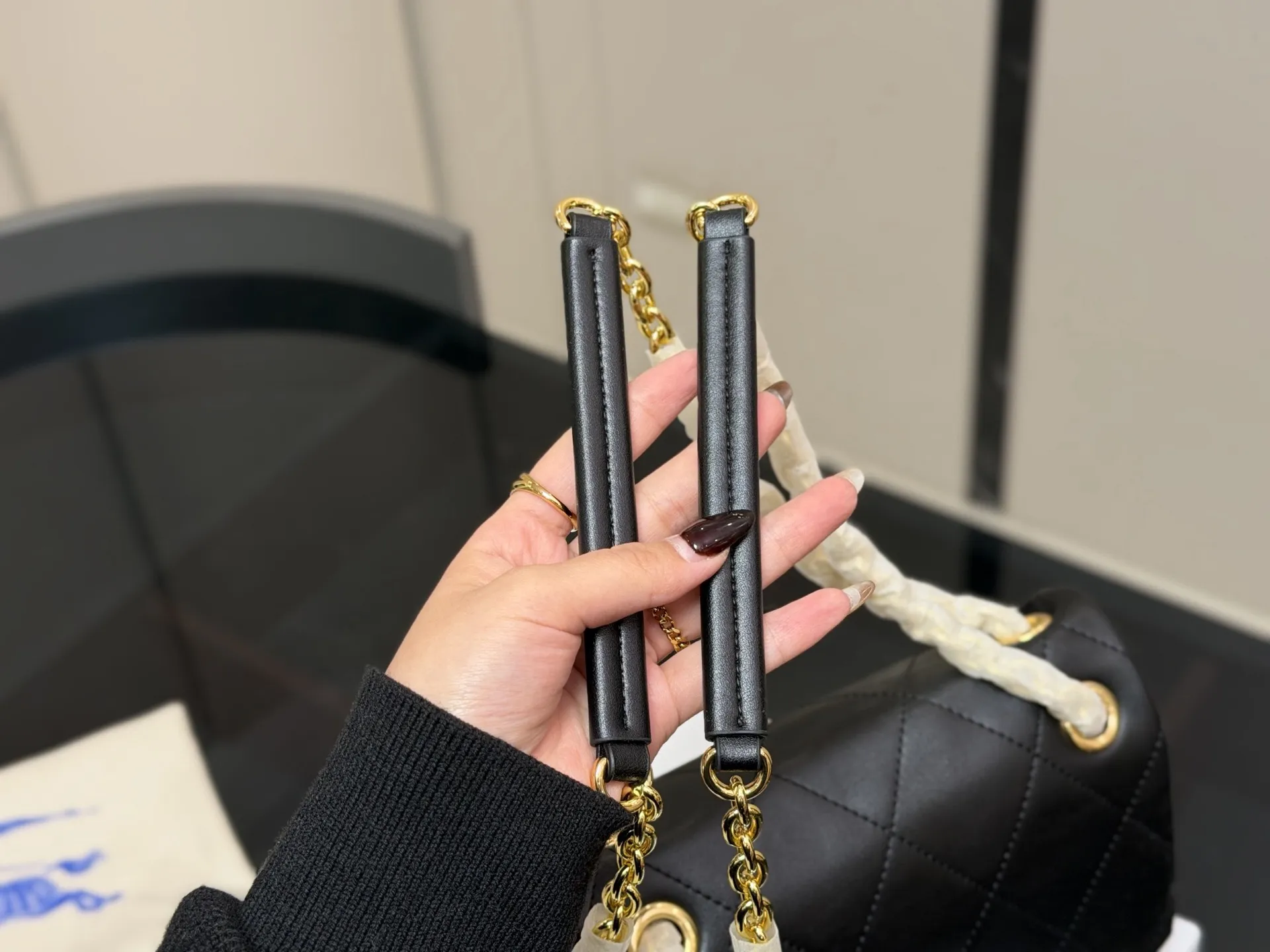 ¥190 配盒 size:23*17cm 巴宝莉Lola 新品链条包 皮质加上珩缝工艺 写满了高级! 和我的基础款怎么搭都好看!