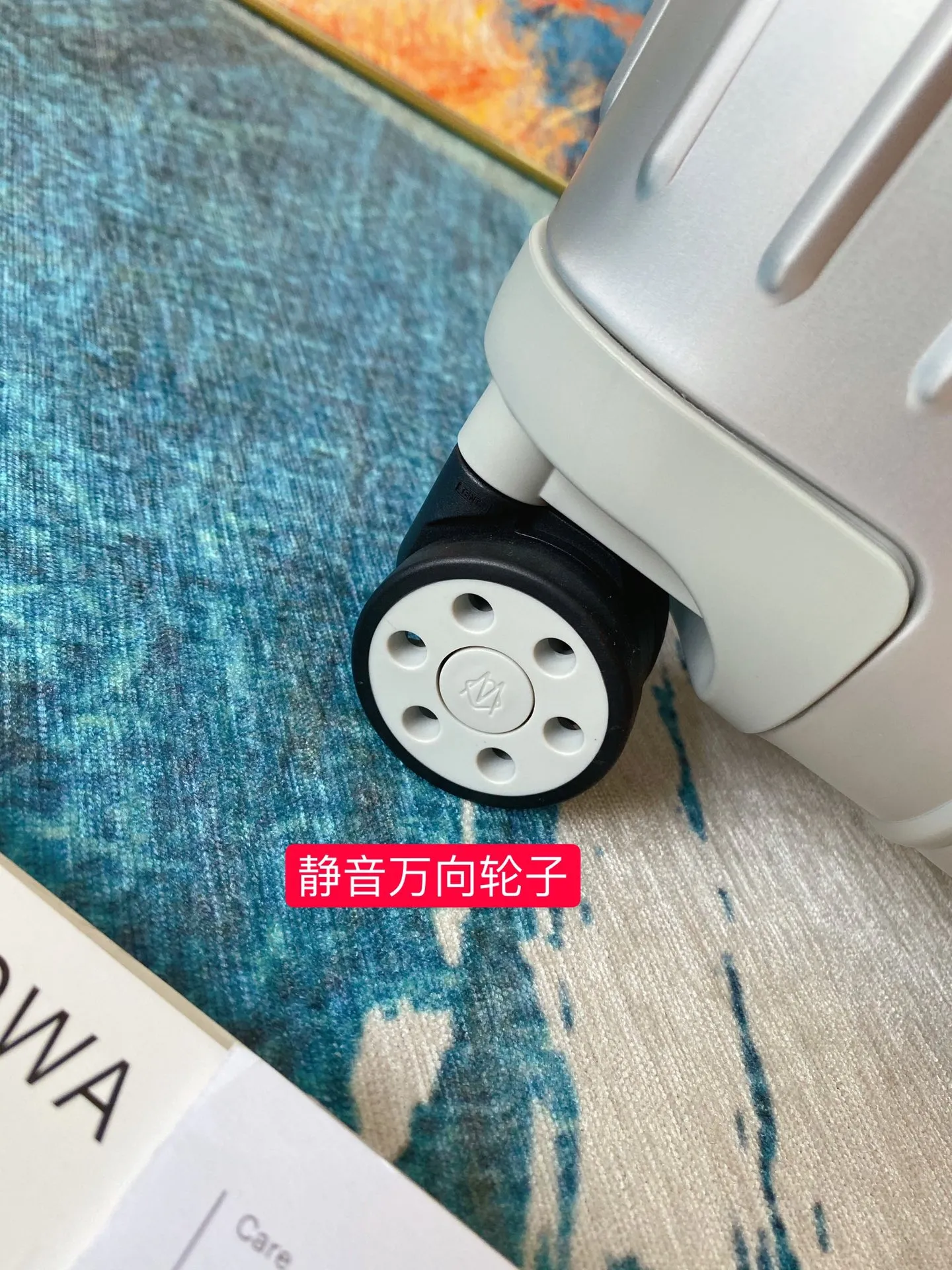 Rimowa日默瓦全铝镁合金拉箱 Original 925系列 全新顶级925系终于来啦！！高端阳极氧化铝秒杀市面一切通货！专柜随意对比👍 无可挑剔的RIMOWA Original被认为是有史以来最具标志性的行李箱设计之一。新款925 全新LOGO一体标，镁铝合金材料及顶级雕刻工艺，logo变得更大更高级 🧐从质感及视觉效果上都非常完美.线条纹理清晰.凹凸质感更强烈，内里颜色统一更替，万向轮logo也改成新的大M标志.高端阳极氧化铝经典款，经久耐用.工艺和创新都是无与伦比的典范.Ｒ家本次大动作 你get✅到了吗？ ⭐️颜色：银色、黑色、钛金、 ⭐️尺寸：21-22-26-30寸