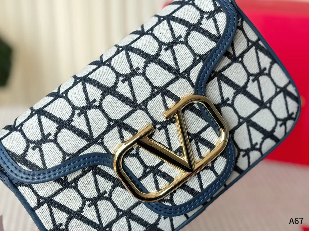 💰135 折叠礼盒包装 🌟Valentino 华伦天奴Loco 绝美仙女必备 也太好看了叭 手提单肩都🉑 解锁时尚魅力 可盐可甜 做整条街最靓的女孩👩🏼&zwj;🦱 尺寸：23-7-13