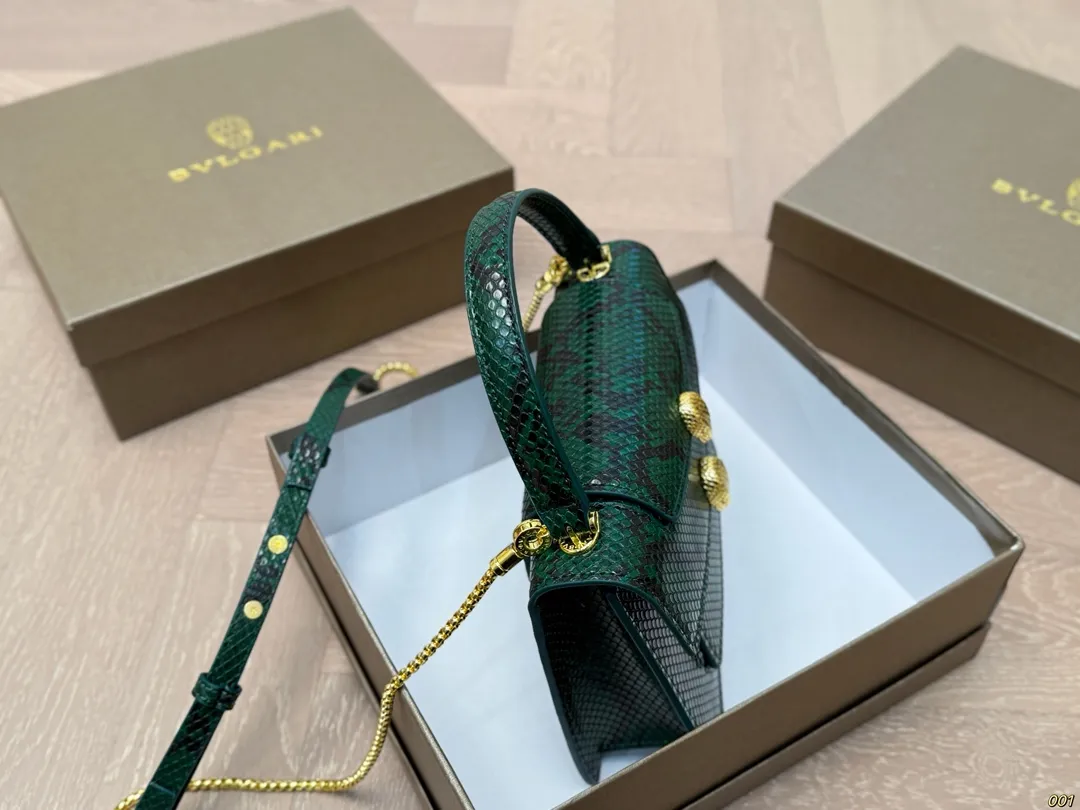 ¥150配盒 宝格丽 Bvlgari蛇头包 ⚠️顶级原单 不愧是开挂般的存在 包身轻便 百搭 给予满满的高级感 尺寸21 15