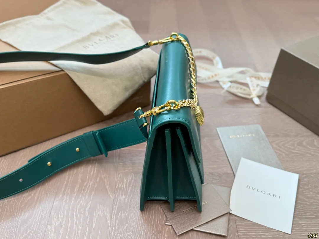 ¥210飞机盒 宝格丽 Bvlgari蛇头包 ⚠️顶级原单 不愧是开挂般的存在 包身轻便 百搭 给予满满的高级感 尺寸25 17