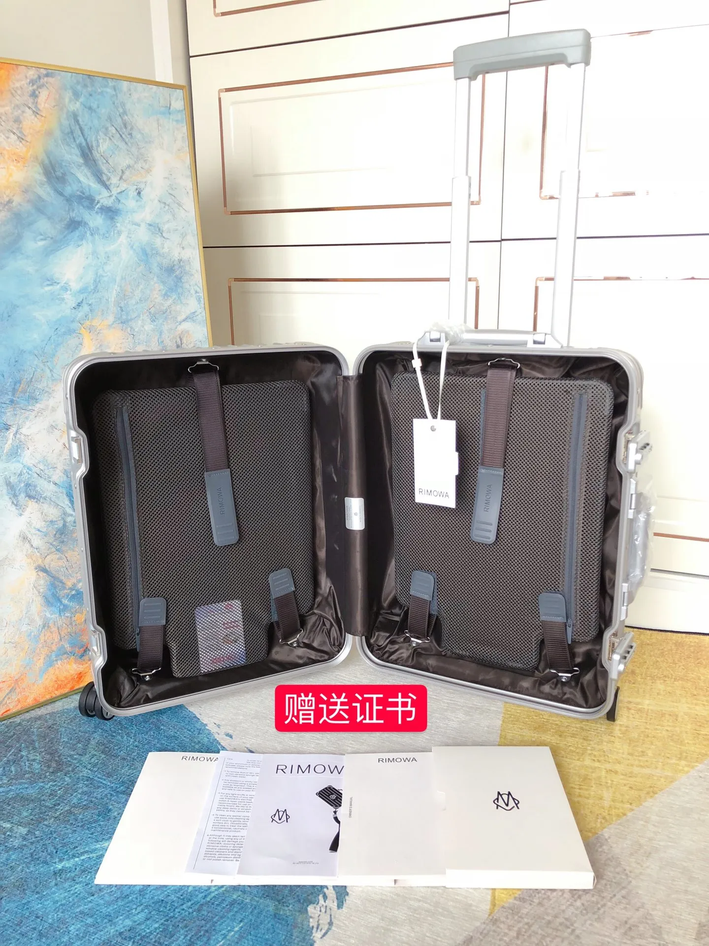 Rimowa日默瓦全铝镁合金拉箱 Original 925系列 全新顶级925系终于来啦!!高端阳极氧化铝秒杀市面一切通货!专柜随意对比👍 无可挑剔的RIMOWA Original被认为是有史以来最具标志性的行李箱设计之一。新款925 全新LOGO一体标,镁铝合金材料及顶级雕刻工艺,logo变得更大更高级 🧐从质感及视觉效果上都非常完美.线条纹理清晰.凹凸质感更强烈,内里颜色统一更替,万向轮logo也改成新的大M标志.高端阳极氧化铝经典款,经久耐用.工艺和创新都是无与伦比的典范.R家本次大动作 你get✅到了吗? ⭐️颜色:银色、黑色、钛金、 ⭐️尺寸:21-22-26-30寸