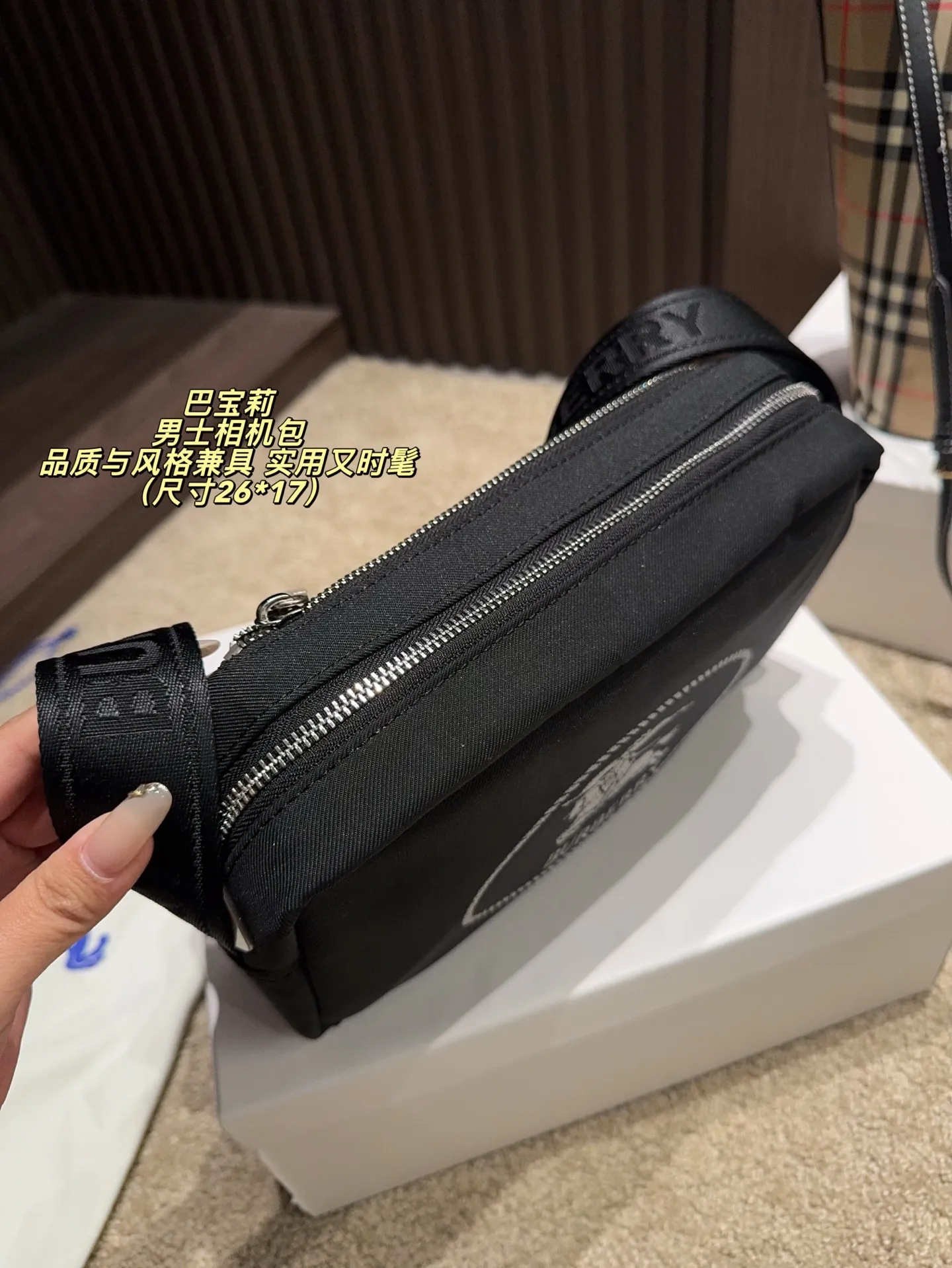 P160配盒⚠️尺寸26*17 Burberry 巴宝莉 男士相机包 黑色尼龙材质＋战马刺绣，英伦风满满！双隔层设计，收纳超方便。肩带可调节，斜挎or手提都OK，通勤、旅行都能轻松驾驱。尼龙轻便耐用，日常出门无压力，实用又时髦，是Burberry经典系列，品质与风格兼具，超适合追求质感的你！