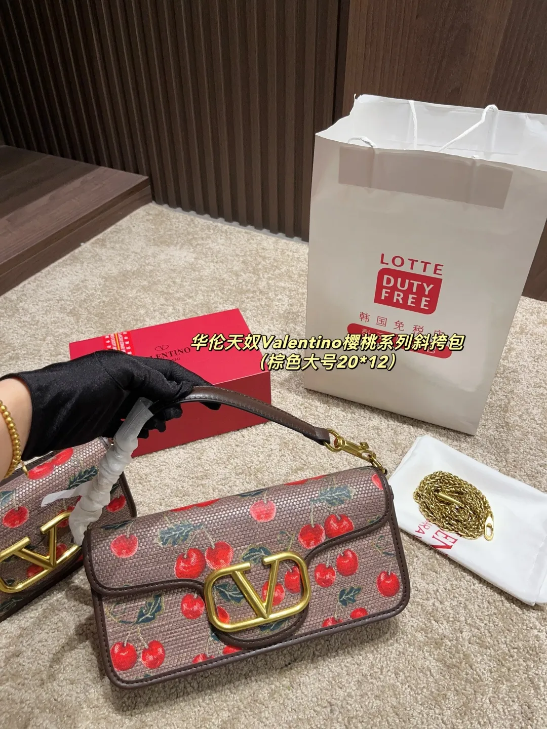 大号p175配盒⚠️尺寸26.12 小号p170配盒⚠️尺寸20.12 华伦天奴Valentino樱桃系列斜挎包 春夏系列 ,丰富的色彩、复杂的图案和多层次的材质,打造出强烈的视觉冲击,Freen轻松驾驭,优雅又性感~传递出春夏季节的浪漫与活力,为品牌注入新的活力!