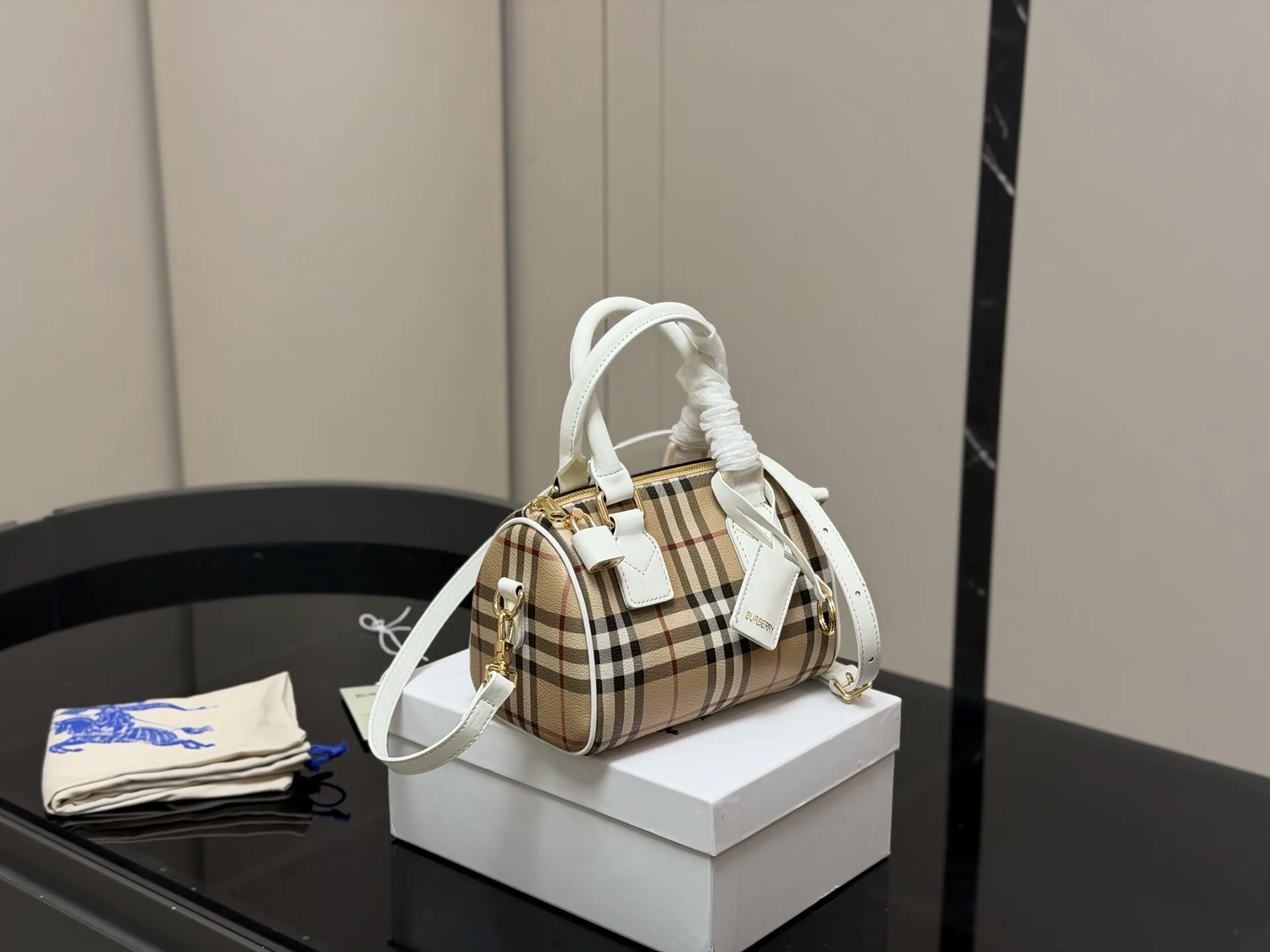 ¥160 配盒 size:20.13cm 巴宝莉|敲可爱的枕头包~ 多配色、手提斜挎随心搭配~