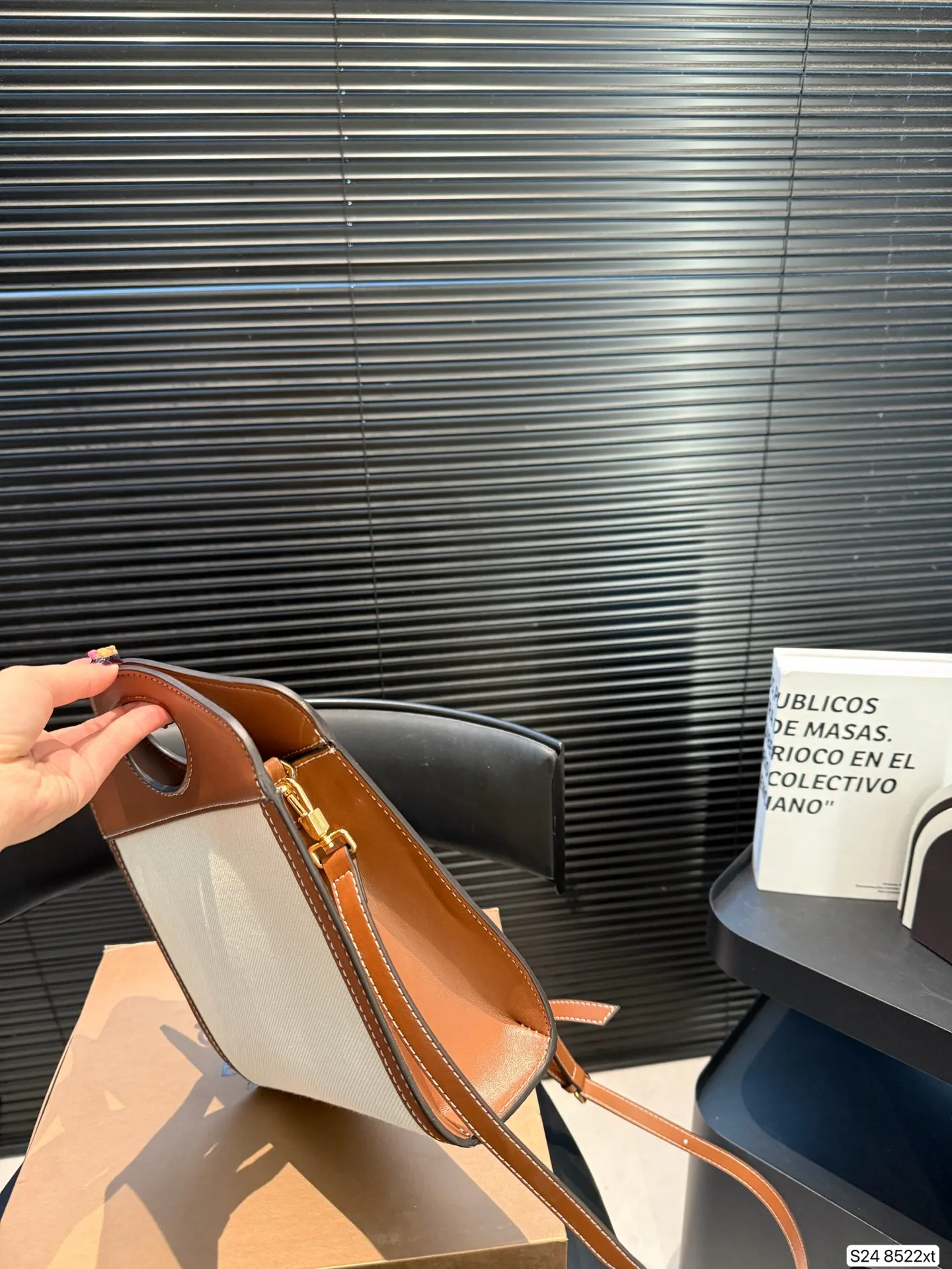 P170 配折叠盒 这款包包算是Burberry家的爆款啦‼️白棕双拼，满满的复古文艺风，又有一种优雅的高级感，更是时尚达人明星街拍的常客了～ 尺寸23 22 货号8522