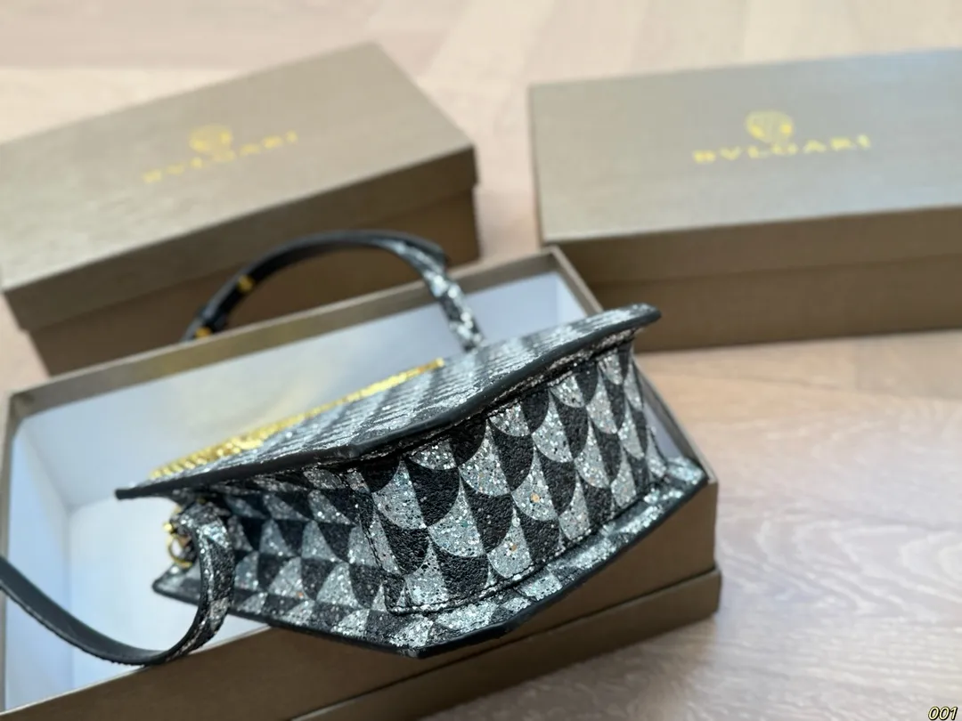 &yen;145配盒 宝格丽 Bvlgari蛇头包 ⚠️顶级原单 不愧是开挂般的存在 包身轻便 百搭 给予满满的高级感 尺寸16 19