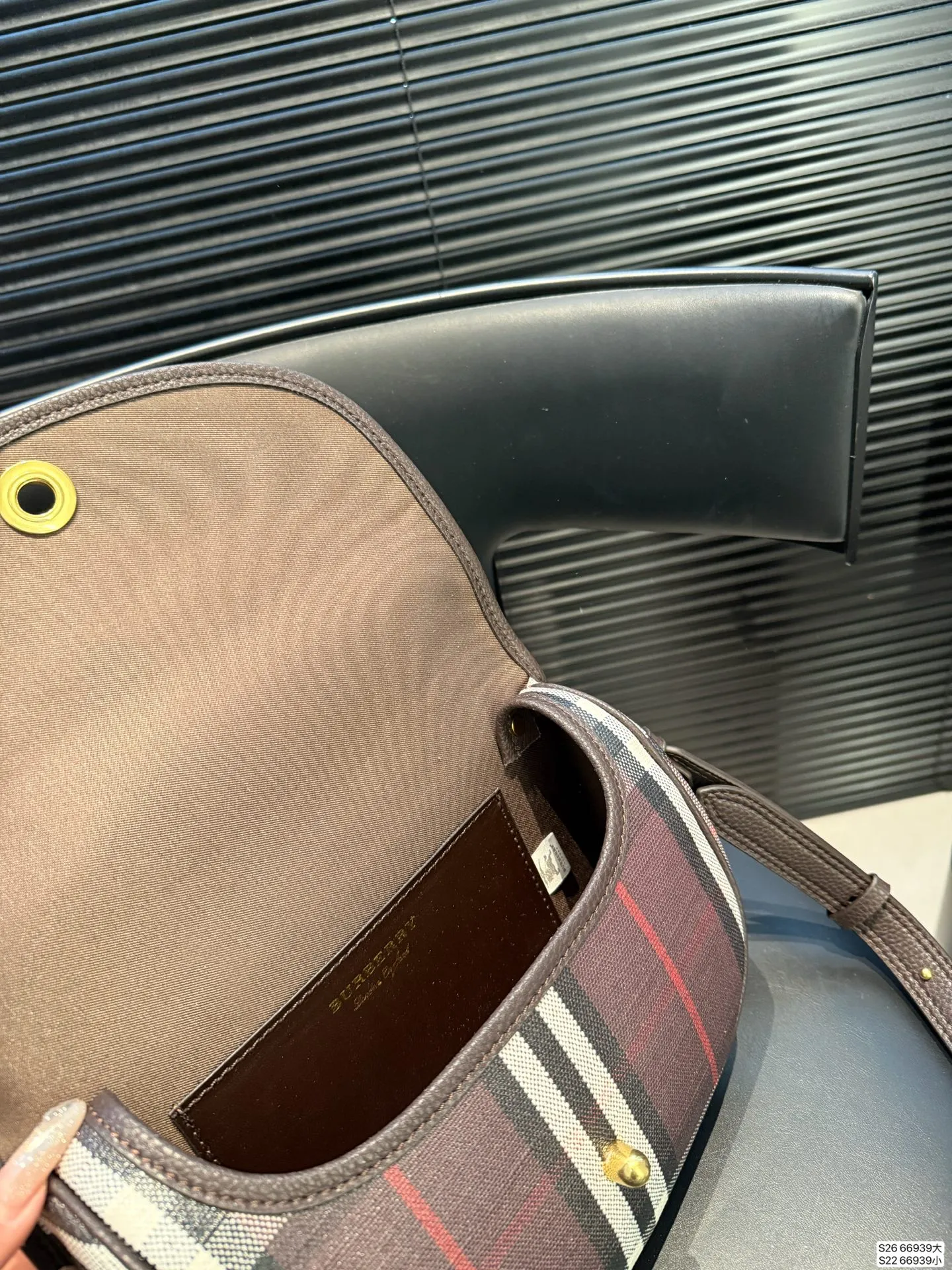 大号P180 小号P160 当经典格纹，邂逅浓郁秋色 复古⻛格的摩登面貌 🟣 复古格纹永不过时 高级感穿搭公式，一件Burberry就够了。 尺寸大24 19 小18 13 货号66939