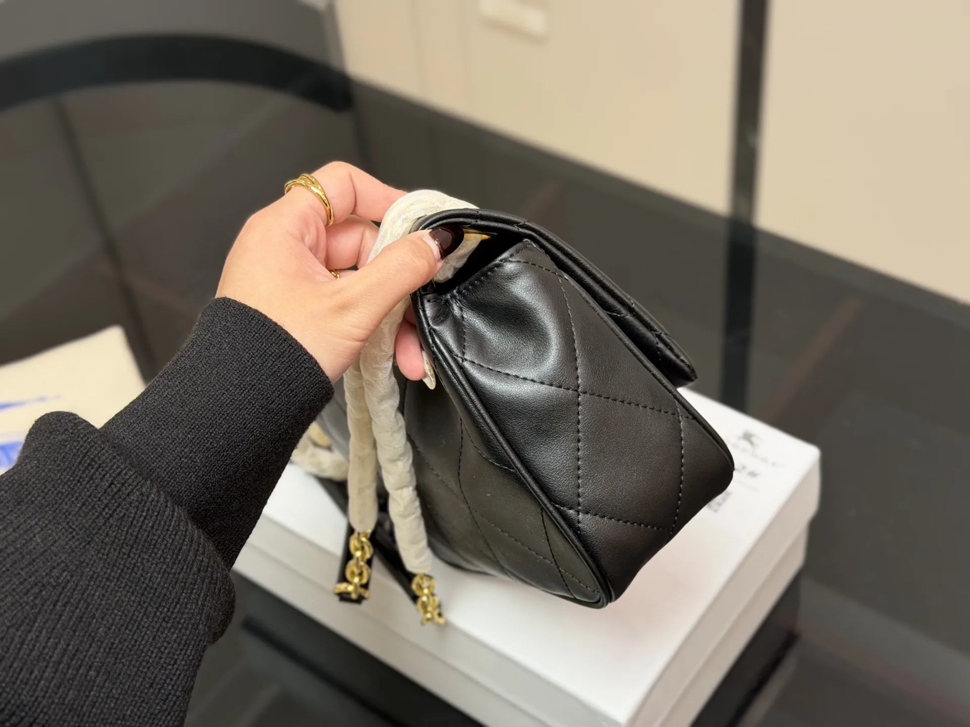 &yen;190 配盒 size：23*17cm 巴宝莉Lola 新品链条包 皮质加上珩缝工艺 写满了高级！ 和我的基础款怎么搭都好看！