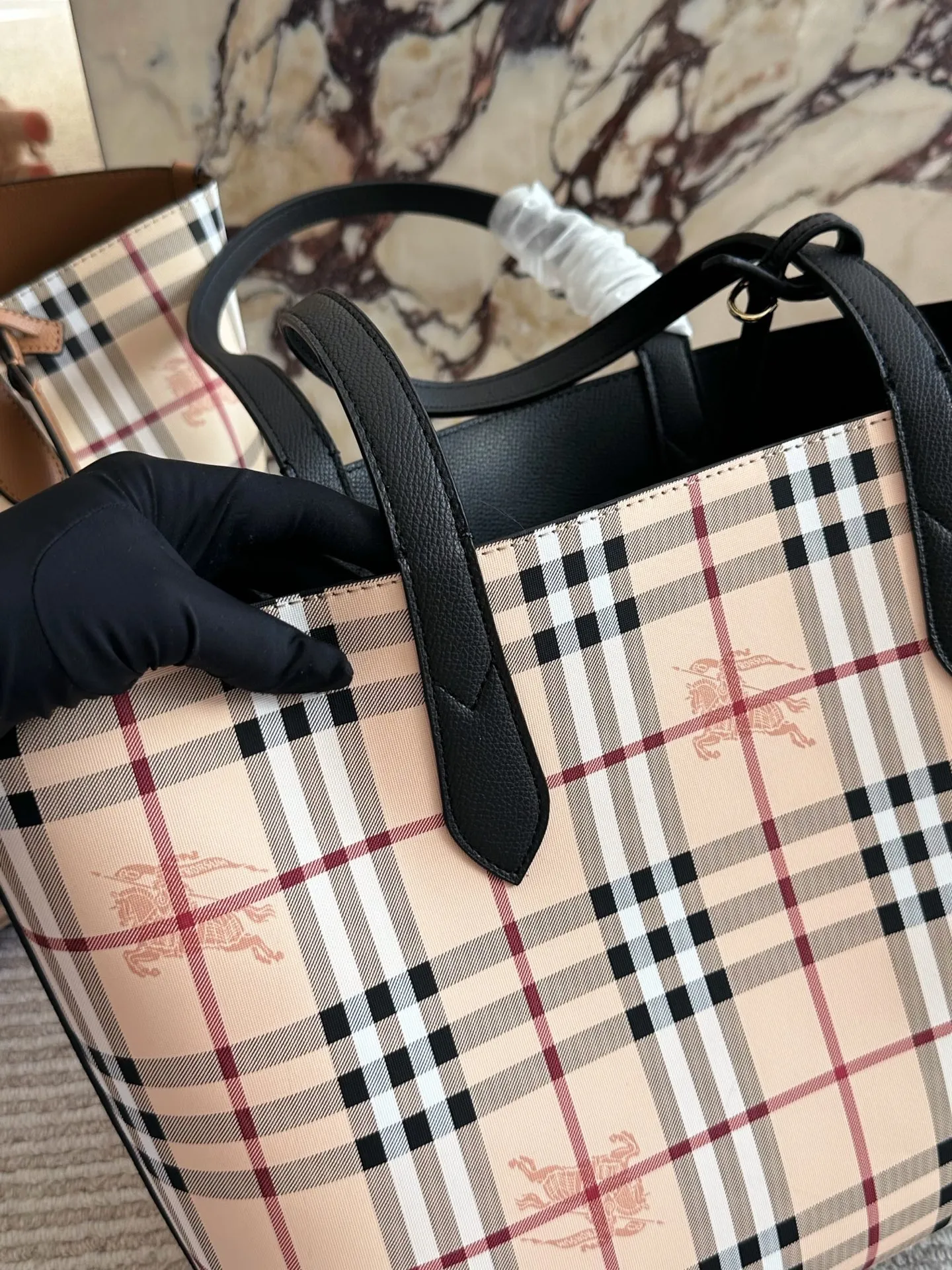p150 Burberry巴宝莉经典款双面托特包 Burberry巴宝莉双面tote托特包，最喜欢的托特包~ 经典格纹和黑色两面都可以使用，上 身给人简约利落的感觉 一年四季都能背，百搭又耐看，最主要是非常实用~ 容量超大，短途旅行、上 班上学用来放书或者资料都OK台还可以用来当妈咪包哦 自己配个内胆东西就可以归类，方便拿东西还安全! 35cm无盒