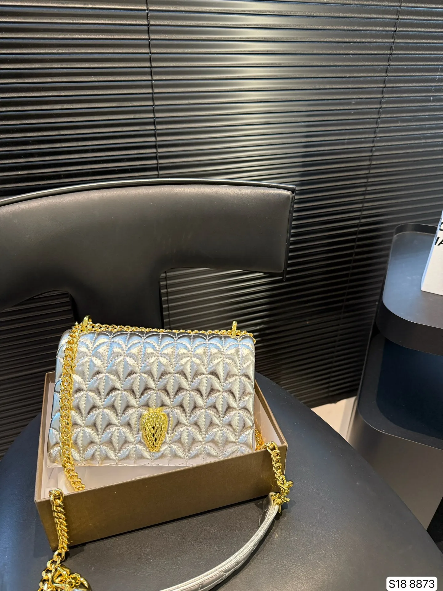 P140 配盒子 只有宝格丽可以把珠宝的精致工艺完美地展现在包包上，体现了罗马艺术灵感与珠宝工艺完美结合。包上满是罗马卡拉卡拉的马赛克图案，也就是我们通常所说的扇子。宝格丽高识别度包包，适合平时和特别场合背，又不会轻易撞包。 尺寸21 14 货号8873