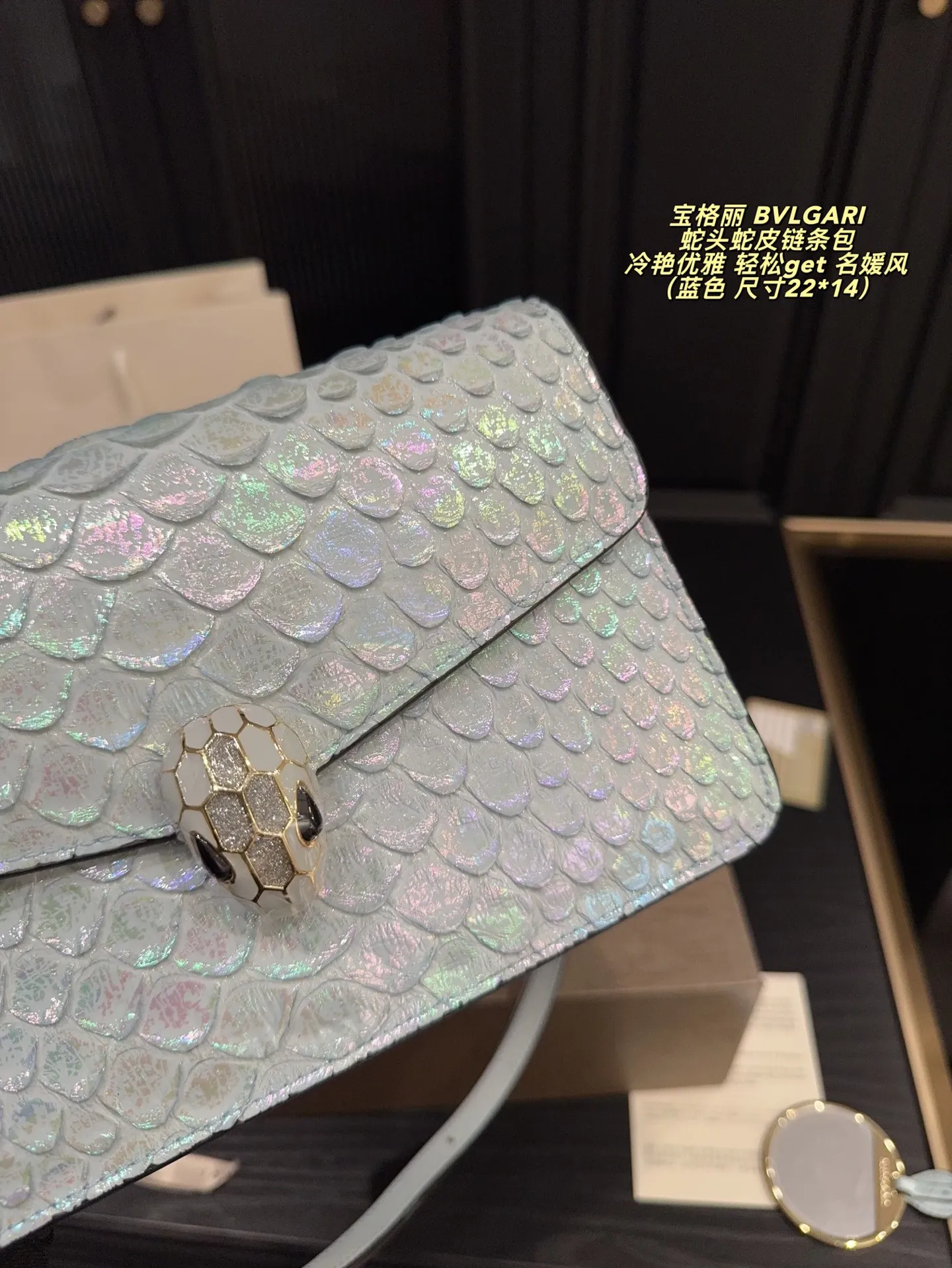 P215 配折叠盒⚠️尺寸22*14 宝格丽 BVLGARI 蛇头蛇皮链条包 冷艳优雅 女神都爱背的宝格丽蛇头包 轻松get 名媛风 包包实物材质细节做的很有质感 蛇头锁扣是珐琅材质 搭配的宝石拼色给整只包增添了神秘高级感