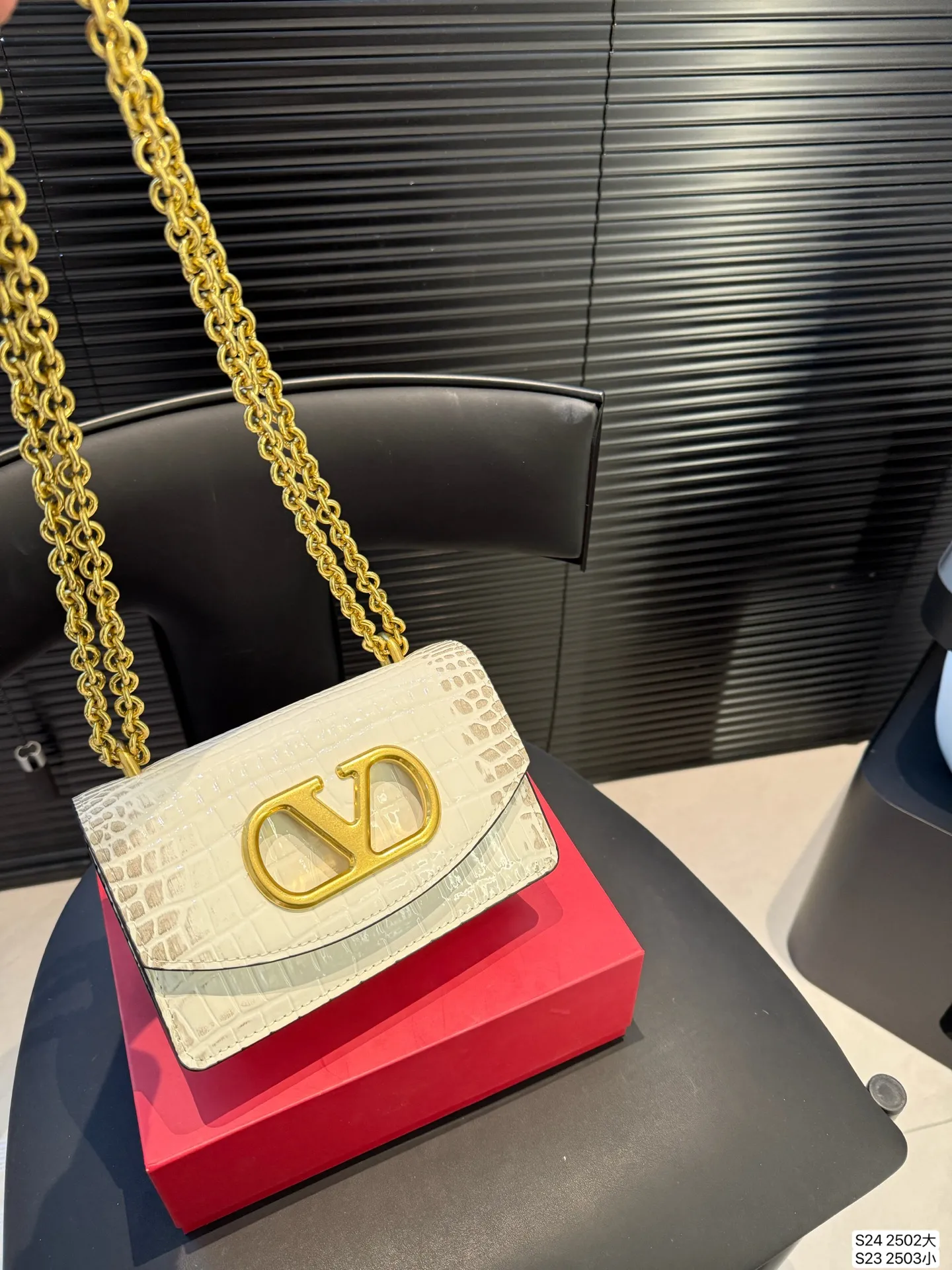 大号P170 小号P165 配折叠盒子 华伦天奴链条包Valentino SS25 Vain系列链条包打造简约复古风尚光面牛皮革触感高级金属吸扣开合方式 珠宝盒般使用感受#华伦天奴valentino #复古 # 尺寸:大号24 15 小号19 12 货号大2502 小2503