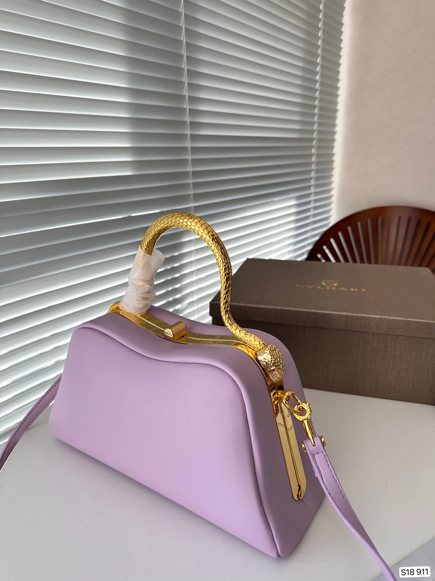 P140 配盒子 酷女孩必备单品甲宝格丽蛇头包 哇塞～这金属蛇形手柄高级感满满 拽拽的金色搭配， 既可手提也可肩背、斜挎 神秘而又酷炫，让人着迷 尺寸：28 14 货号911