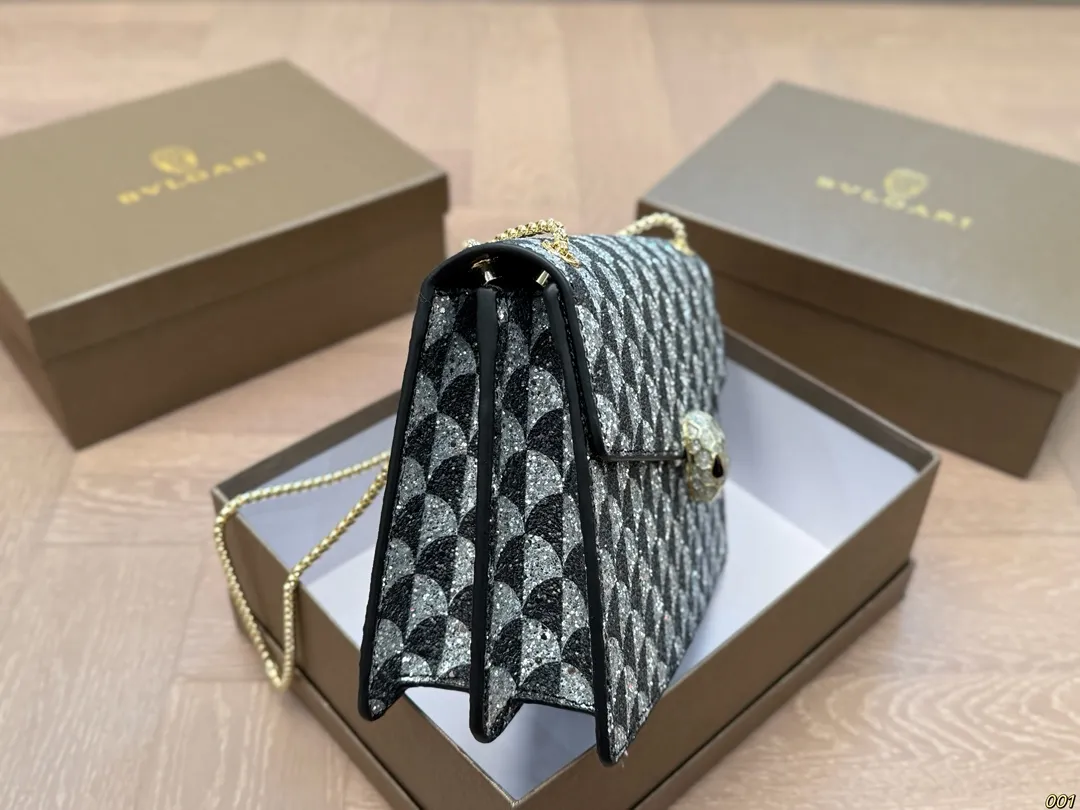 ¥145配盒 宝格丽 Bvlgari蛇头包 ⚠️顶级原单 不愧是开挂般的存在 包身轻便 百搭 给予满满的高级感 尺寸25 17