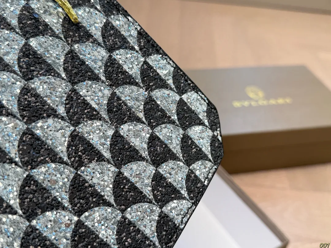 ¥145配盒 宝格丽 Bvlgari蛇头包 ⚠️顶级原单 不愧是开挂般的存在 包身轻便 百搭 给予满满的高级感 尺寸16 19