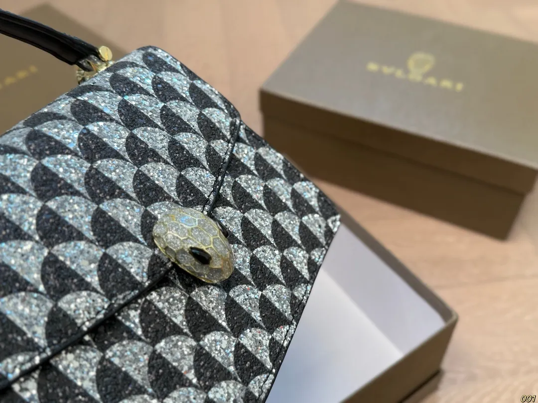 &yen;155配盒 宝格丽 Bvlgari蛇头包 ⚠️顶级原单 不愧是开挂般的存在 包身轻便 百搭 给予满满的高级感 尺寸21 15