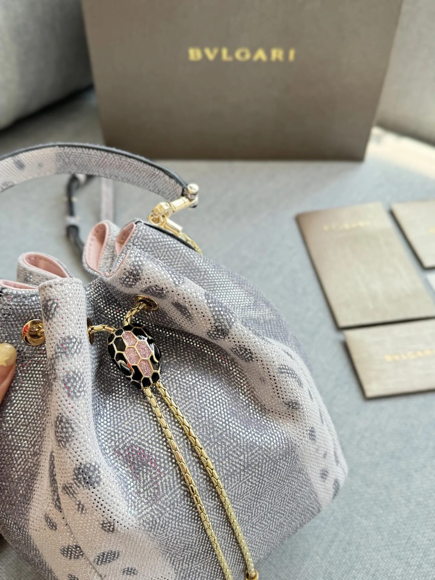 💰240 折叠盒 size:16×19 BVLGARI宝格丽 SERPENTI FOREVER系列 蛇头抽绳扣 水蛇纹 水桶包单肩斜挎包 细节处理的精致程度令人惊叹。 立刻感受到了它的优雅和卓越。 线条流畅且美观,让人爱不释手。