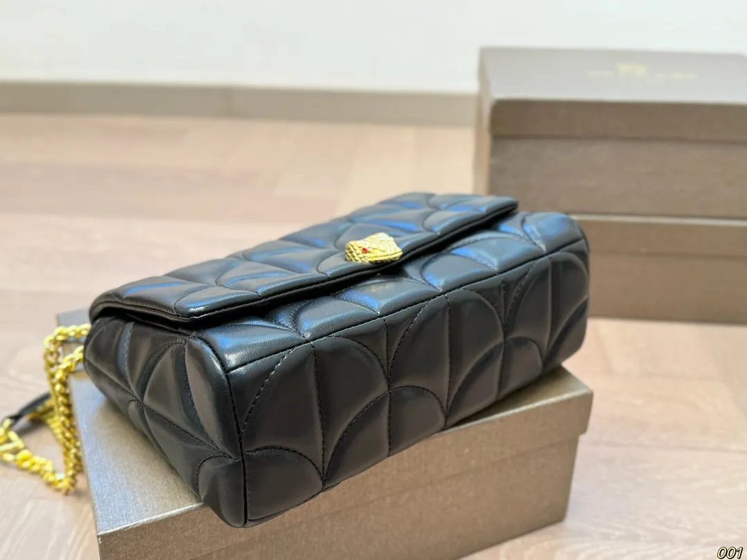 &yen;140配盒 宝格丽 Bvlgari蛇头包 ⚠️顶级原单 不愧是开挂般的存在 包身轻便 百搭 给予满满的高级感 尺寸23 16