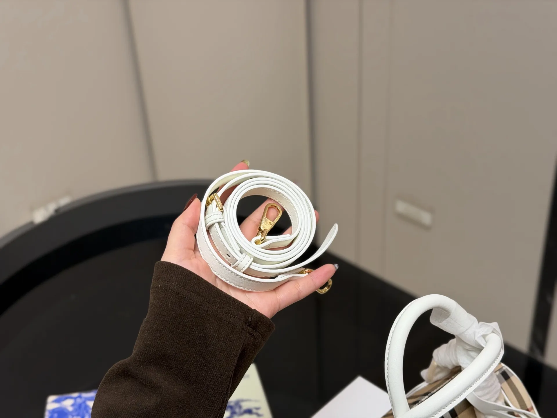 ¥160 配盒 size:20.13cm 巴宝莉|敲可爱的枕头包~ 多配色、手提斜挎随心搭配~